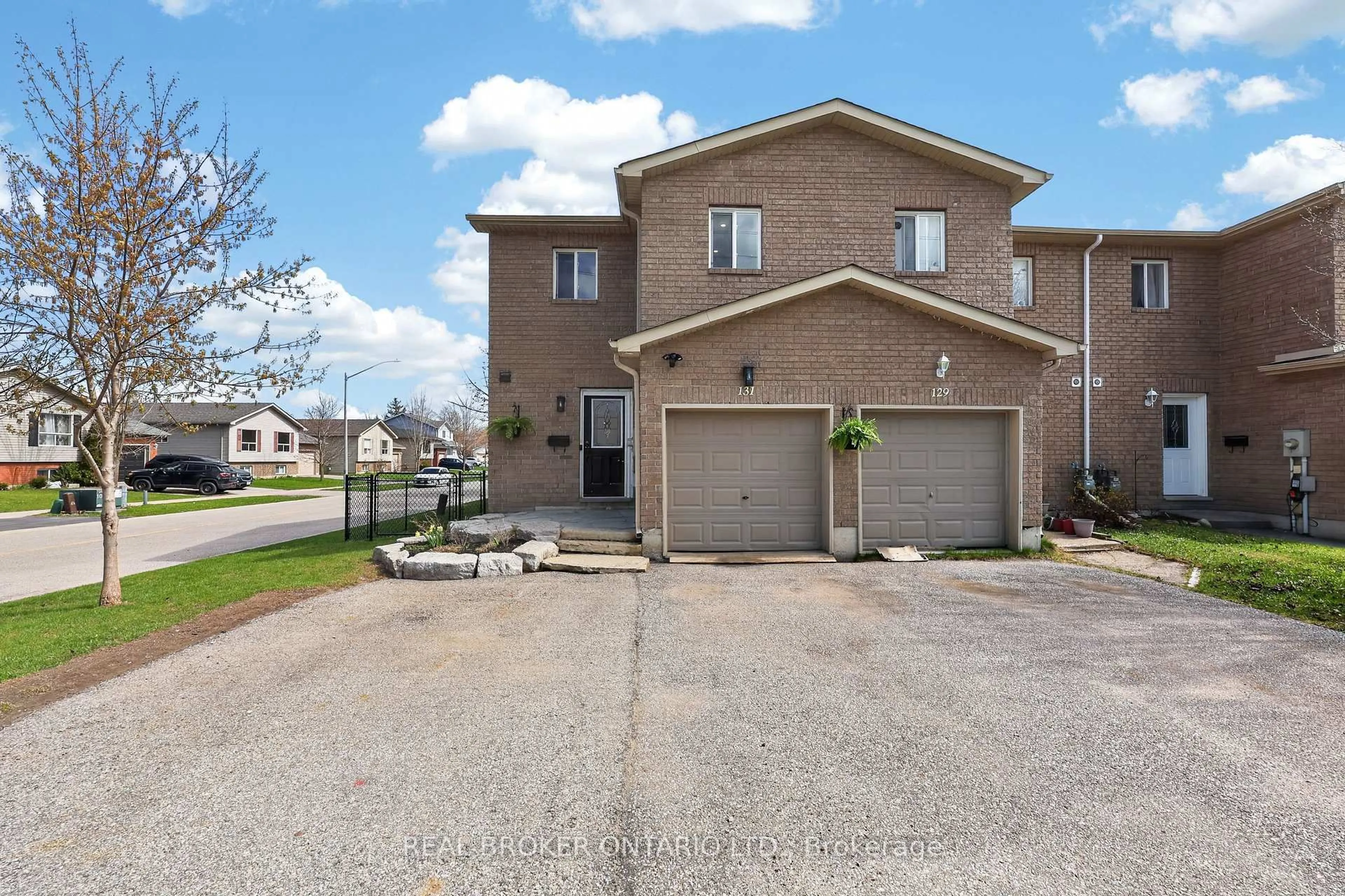 Home with brick exterior material, street for 131 James St, Orillia Ontario L3V 1L7