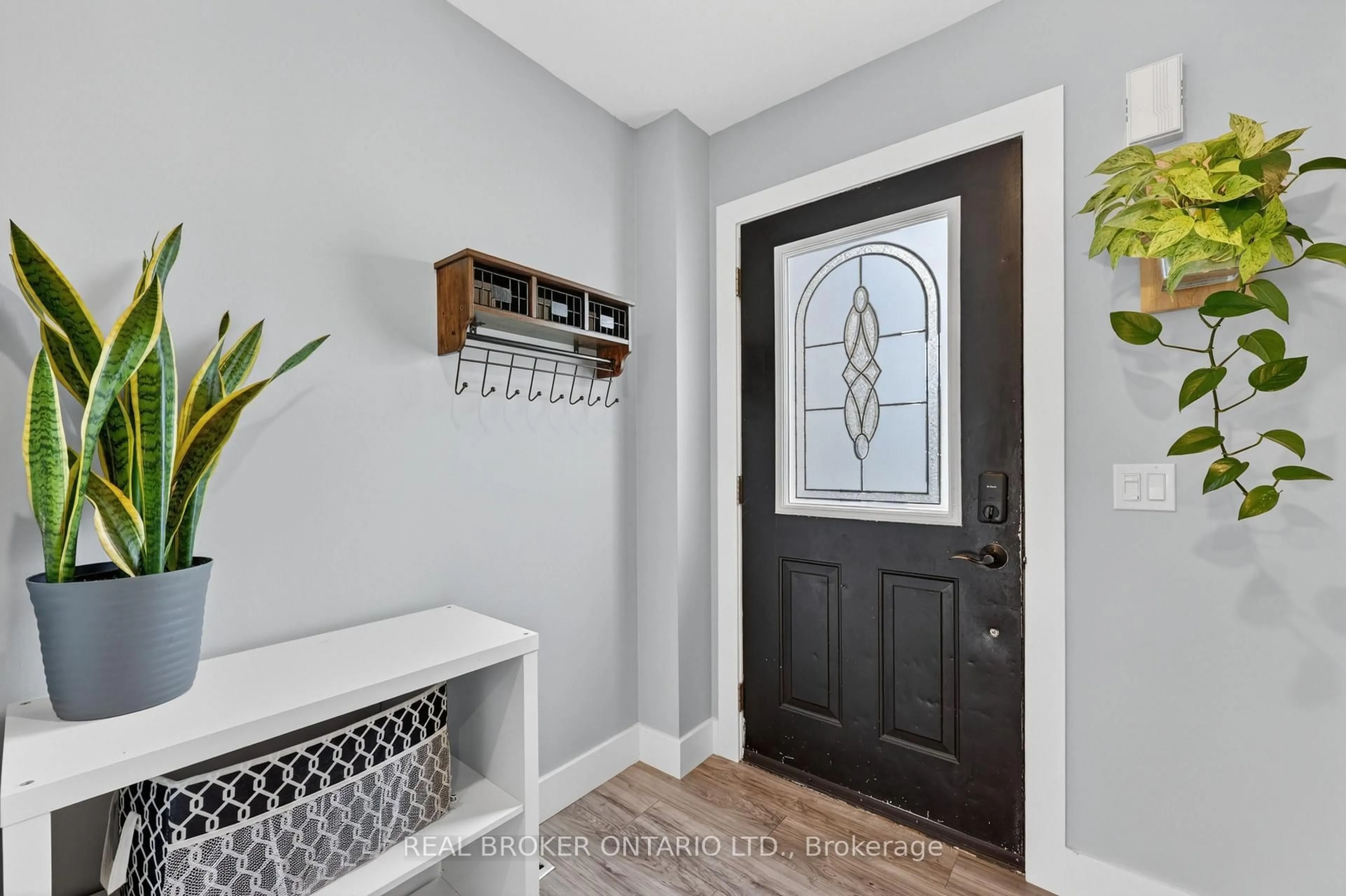 Indoor entryway for 131 James St, Orillia Ontario L3V 1L7
