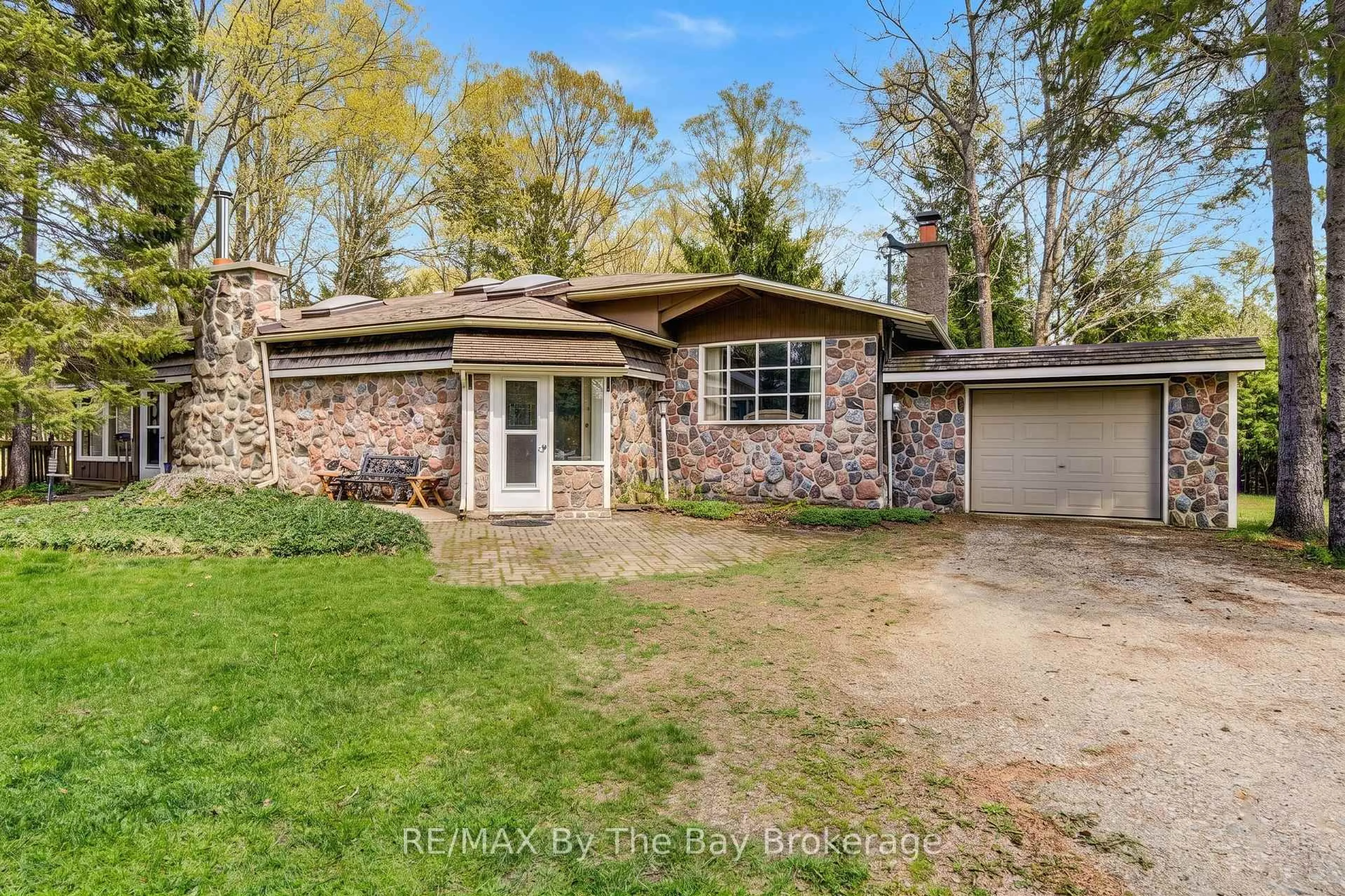 A pic from outside/outdoor area/front of a property/back of a property/a pic from drone, street for 8308 County Road 9, Clearview Ontario L0M 1G0