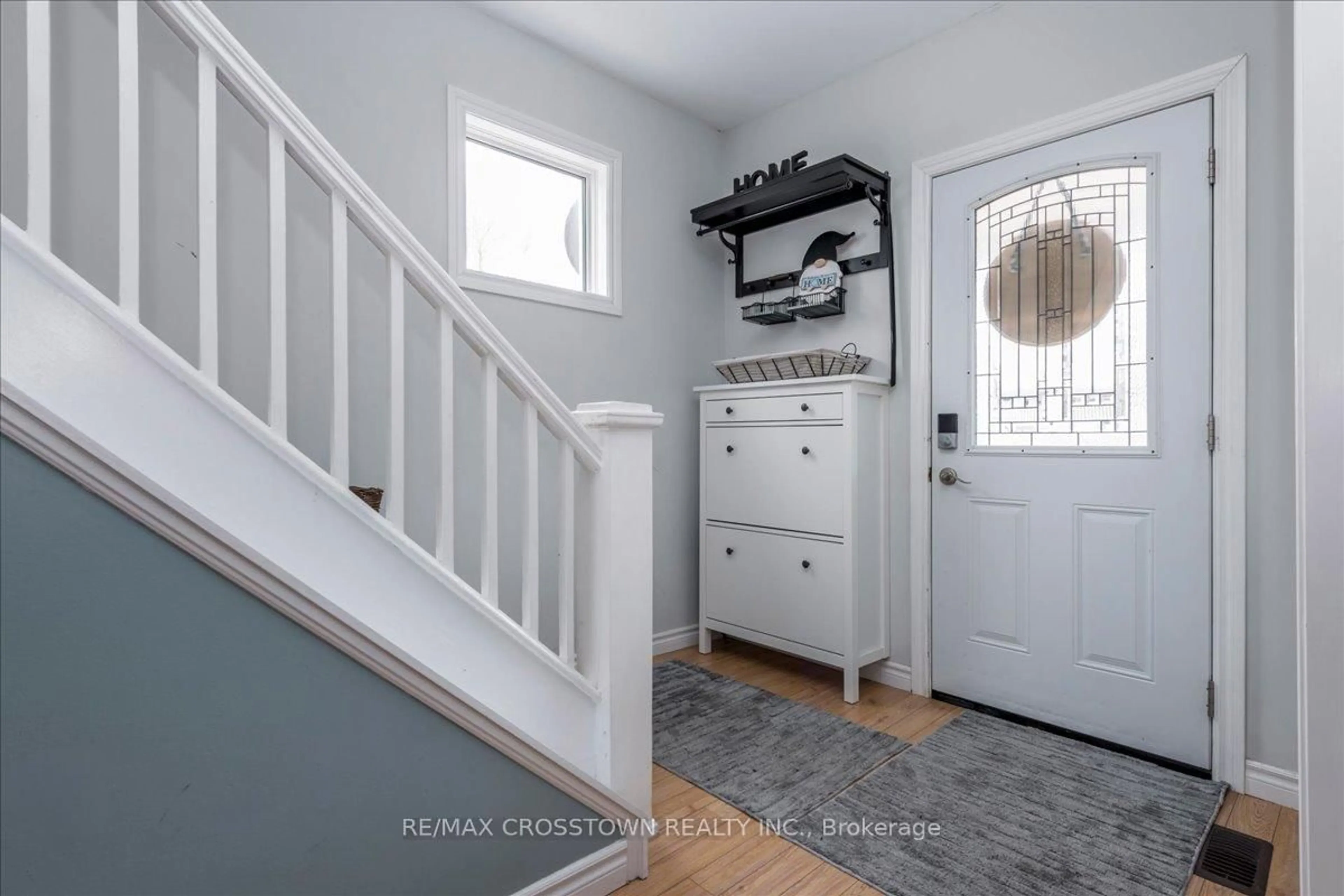 Indoor entryway for 296 Saint Jean St, Orillia Ontario L3V 4L4