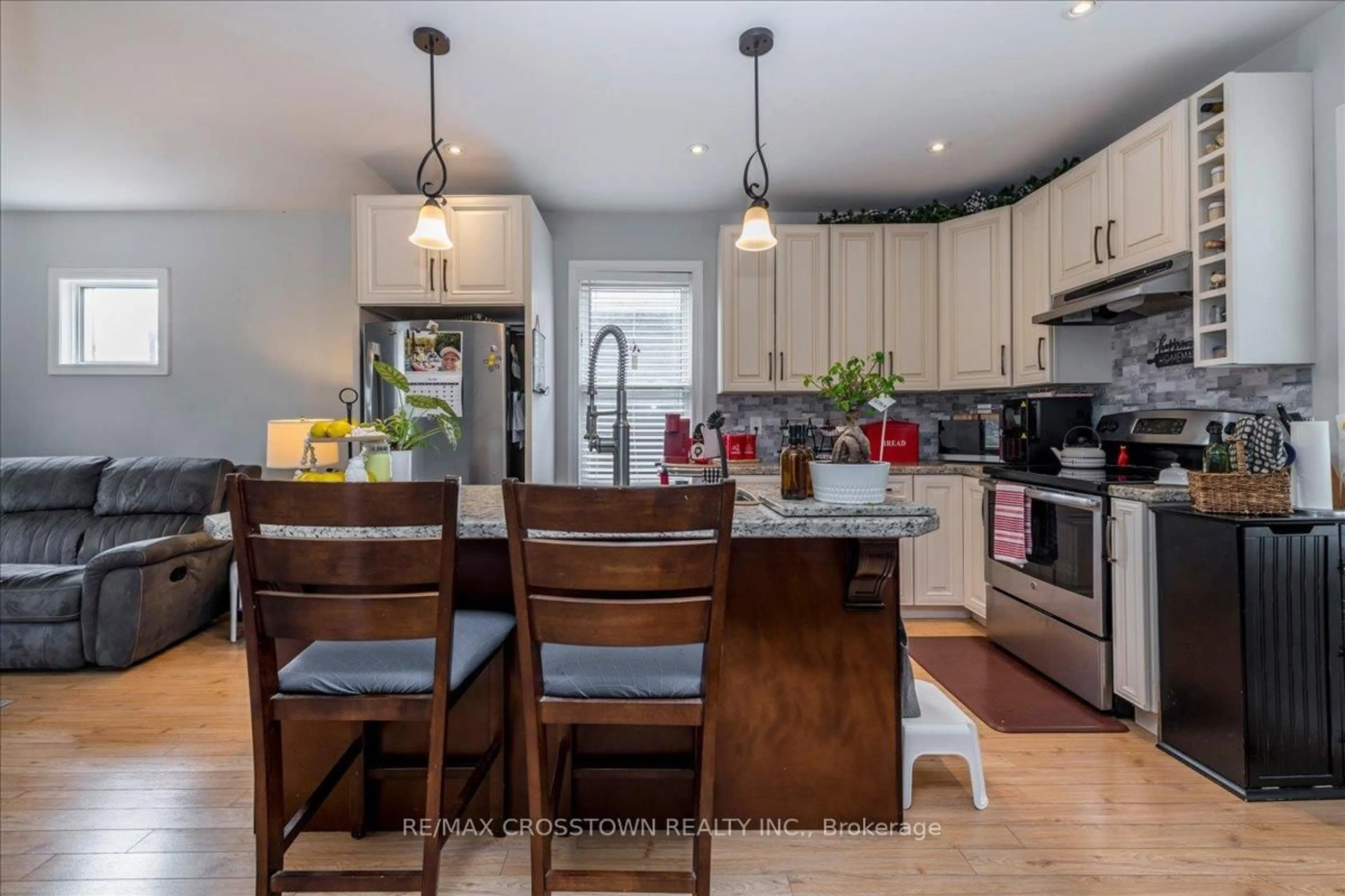 Open concept kitchen, unknown for 296 Saint Jean St, Orillia Ontario L3V 4L4