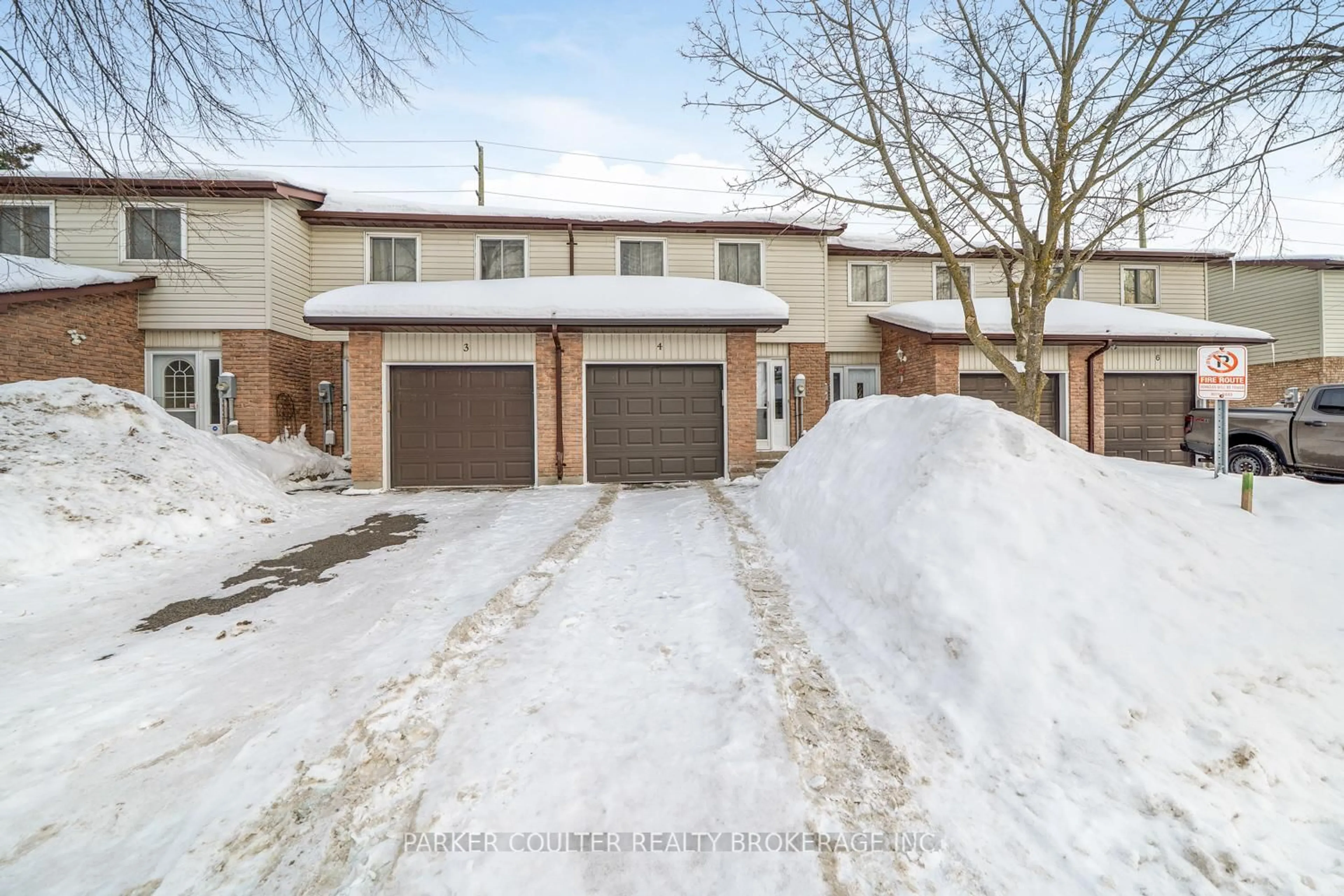 A pic from outside/outdoor area/front of a property/back of a property/a pic from drone, street for 261 Rose St #4, Barrie Ontario L4M 2V3