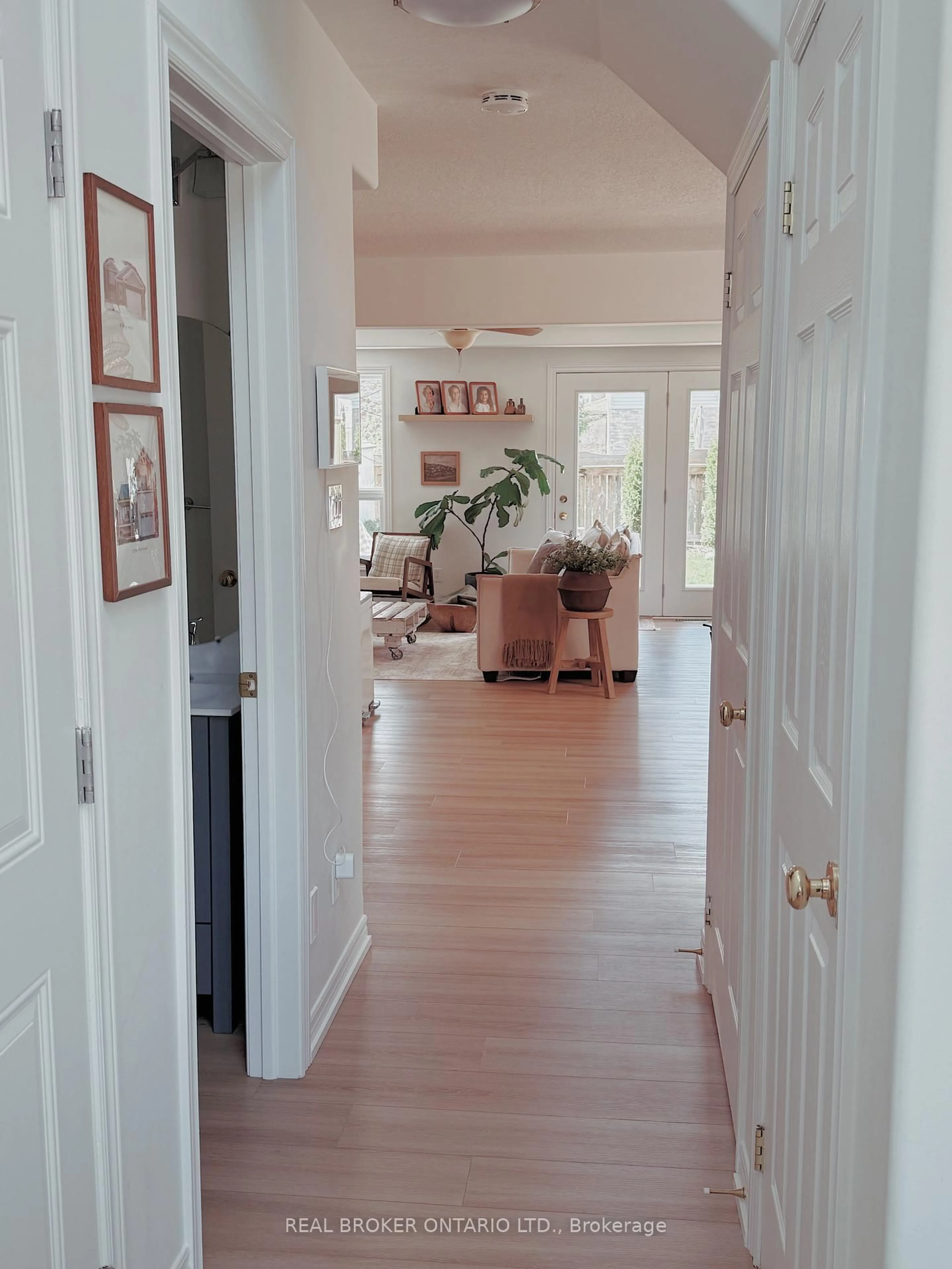 Indoor foyer for 320 Holden St, Collingwood Ontario L9Y 0E1