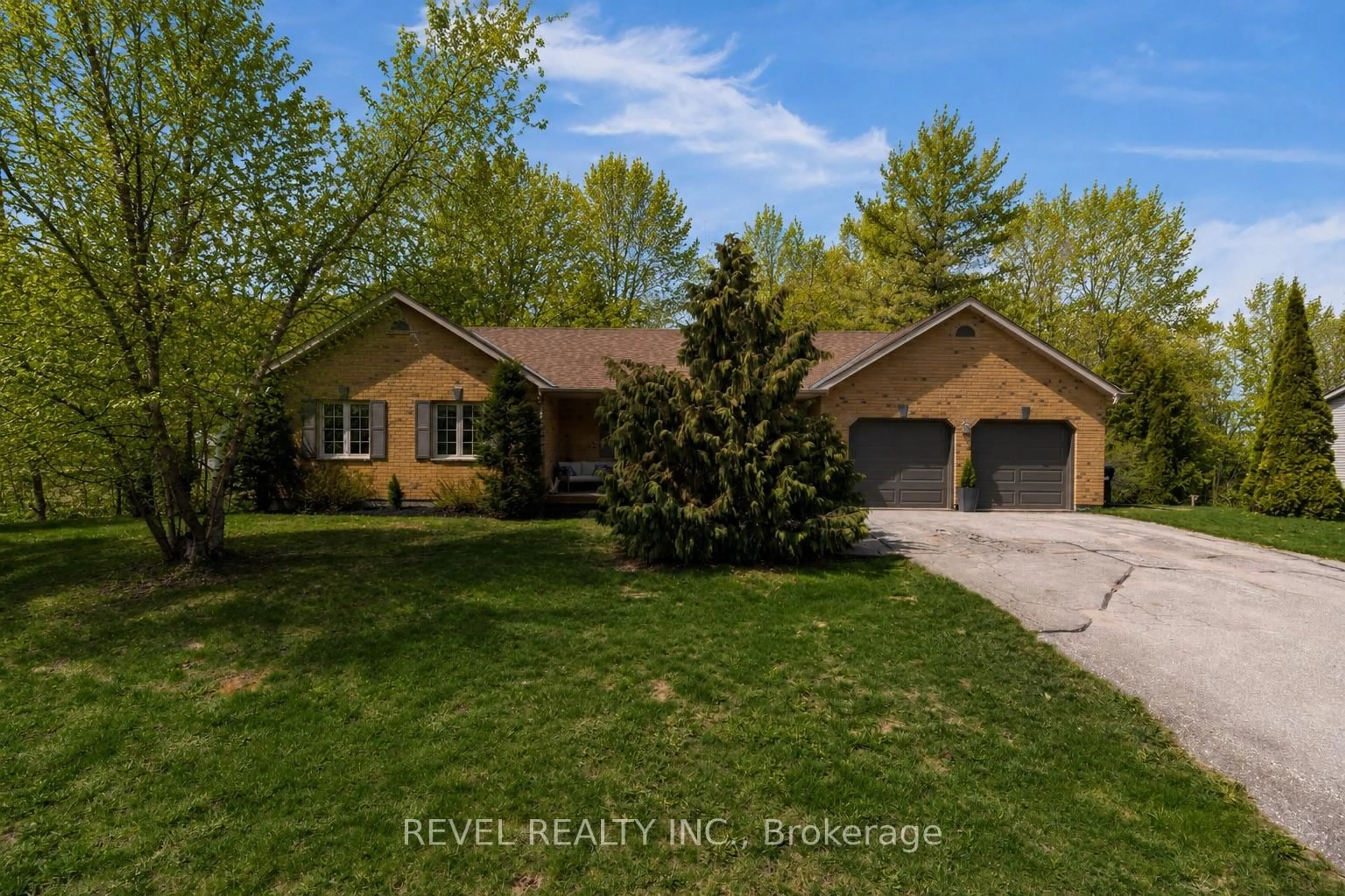 A pic from outside/outdoor area/front of a property/back of a property/a pic from drone, street for 32 Hickory Lane, Oro-Medonte Ontario L0K 1E0