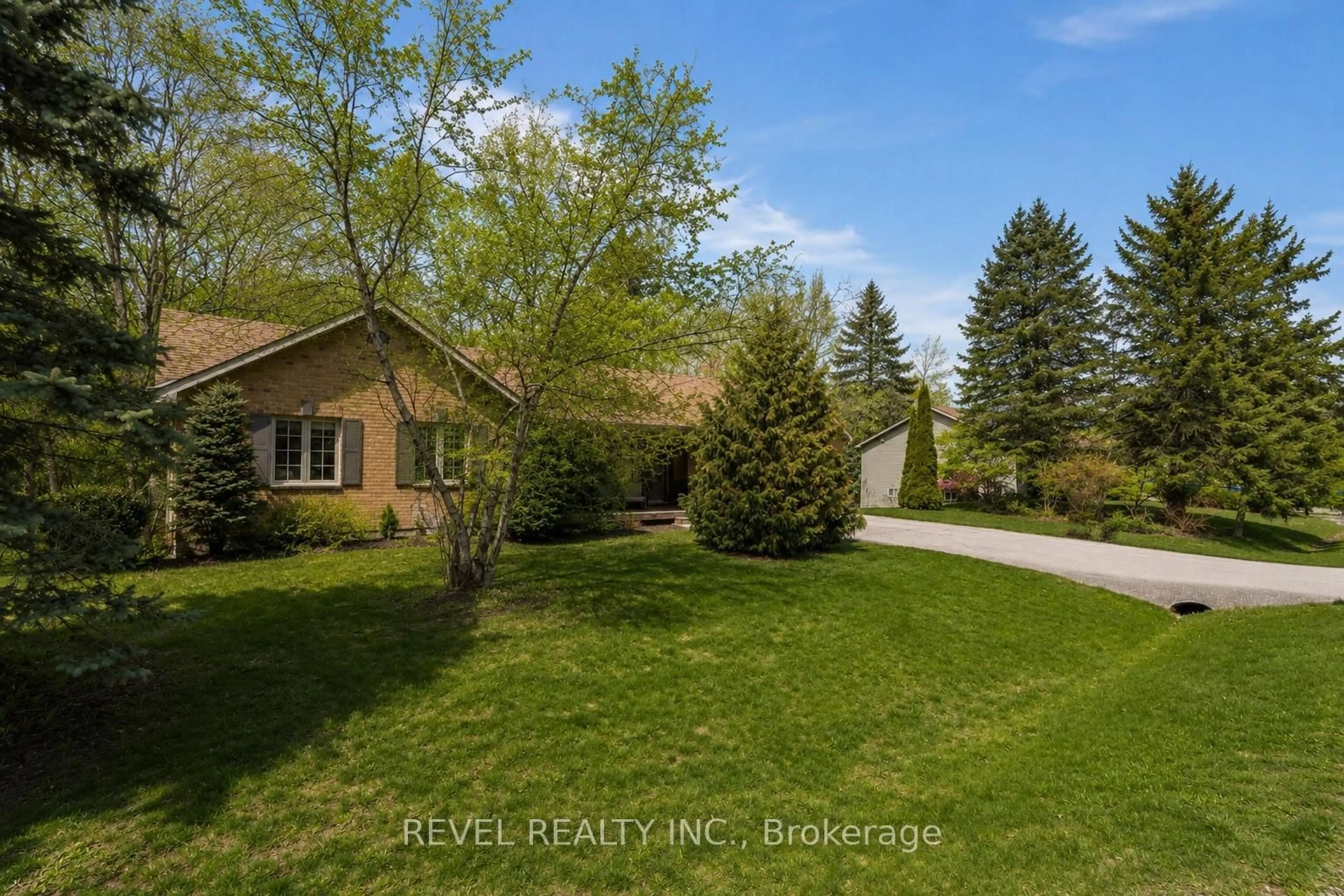 A pic from outside/outdoor area/front of a property/back of a property/a pic from drone, street for 32 Hickory Lane, Oro-Medonte Ontario L0K 1E0