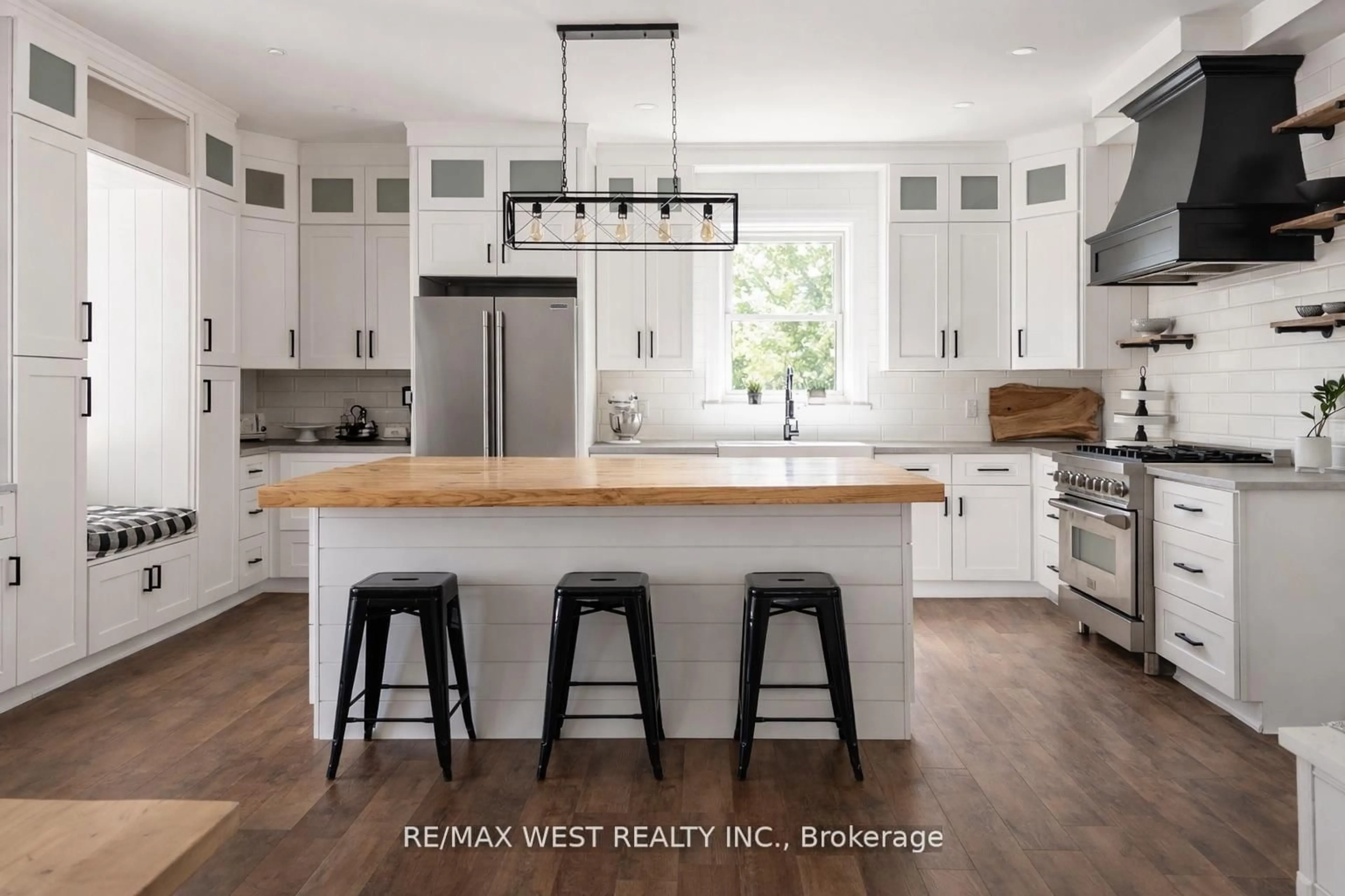 Open concept kitchen, wood/laminate floor for 4532 Line 5, Oro-Medonte Ontario L0L 1V0