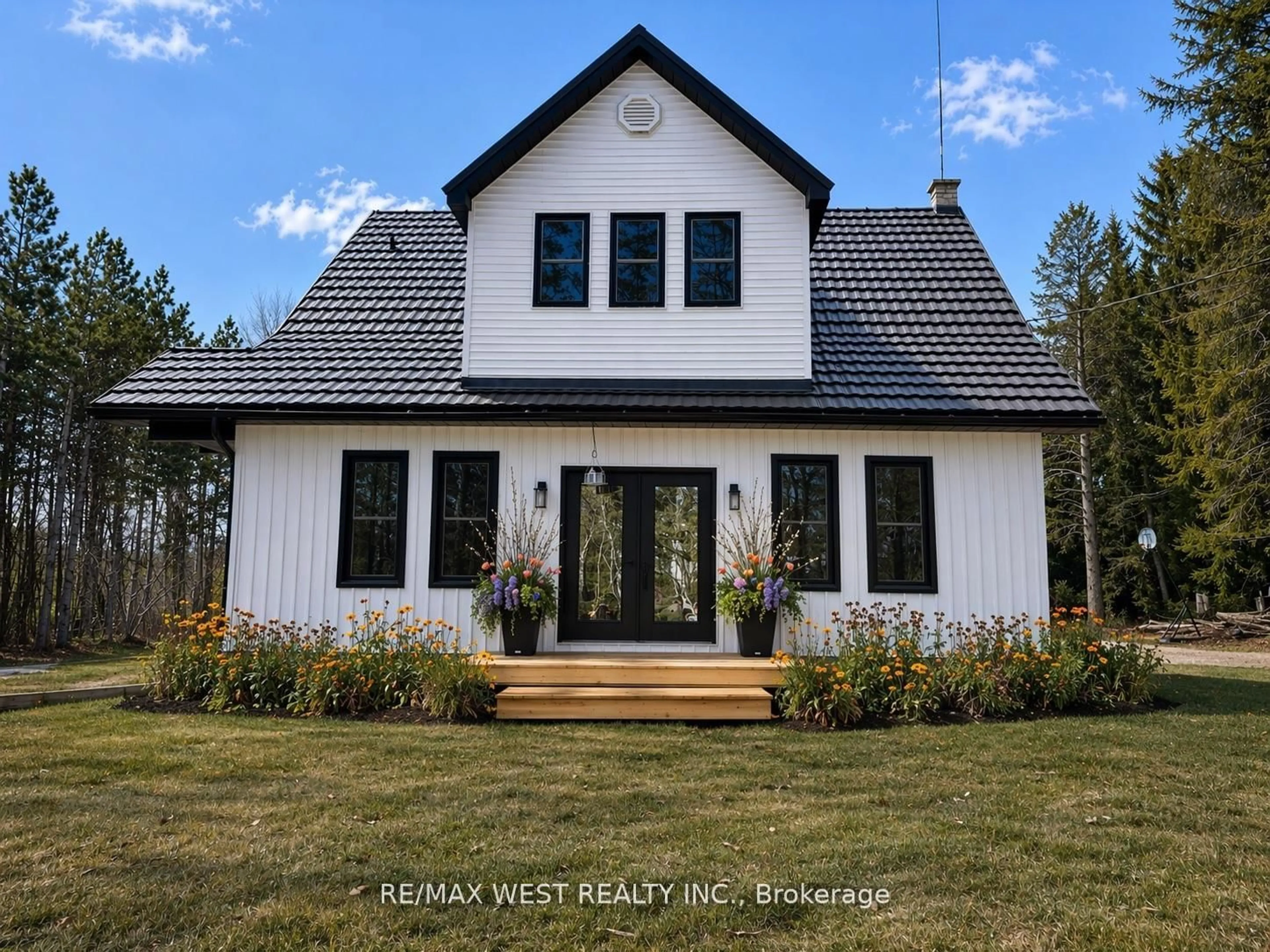 Home with vinyl exterior material, unknown for 4532 Line 5, Oro-Medonte Ontario L0L 1V0