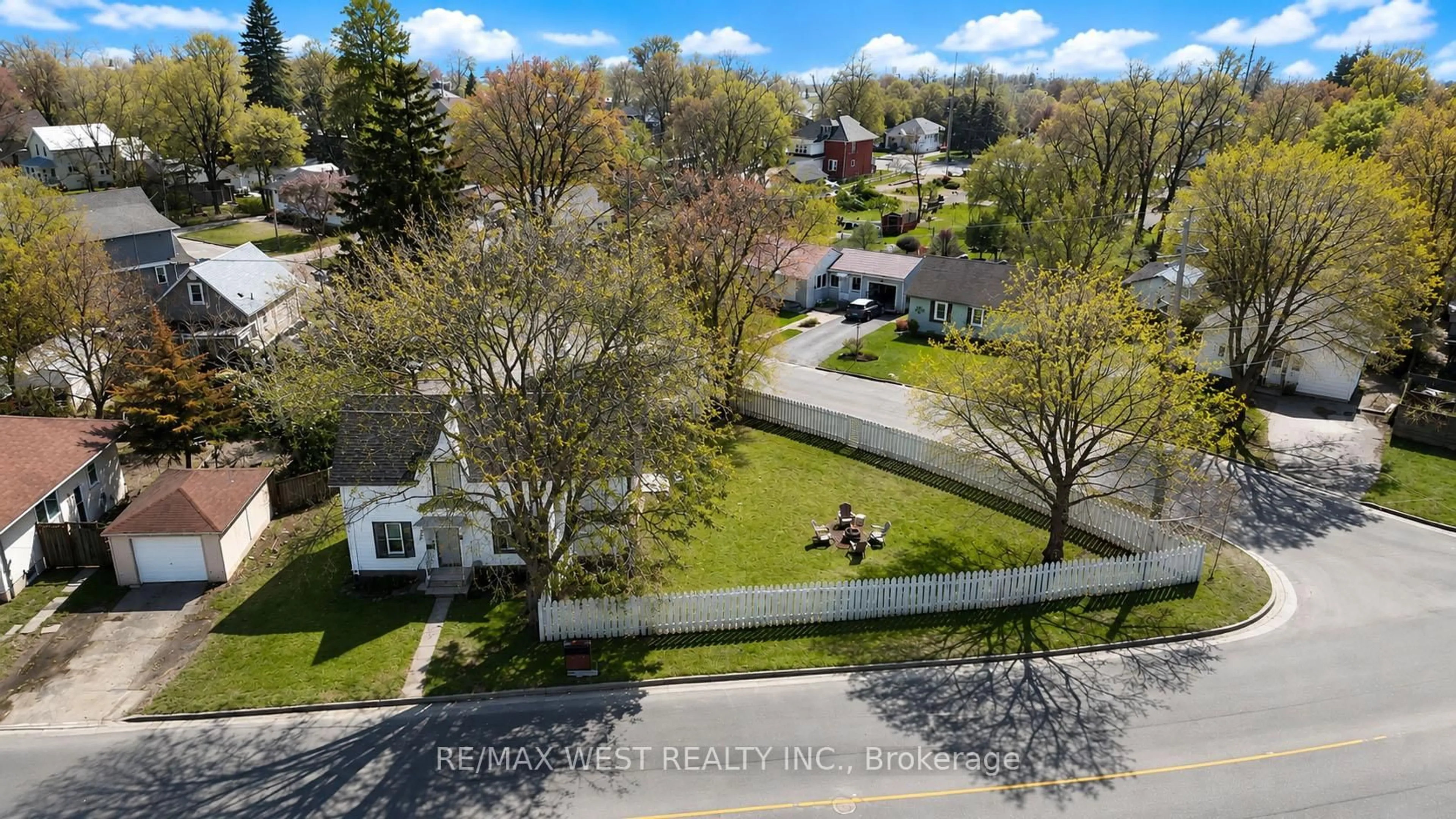 A pic from outside/outdoor area/front of a property/back of a property/a pic from drone, street for 191 Anne St, Barrie Ontario L4N 2E7