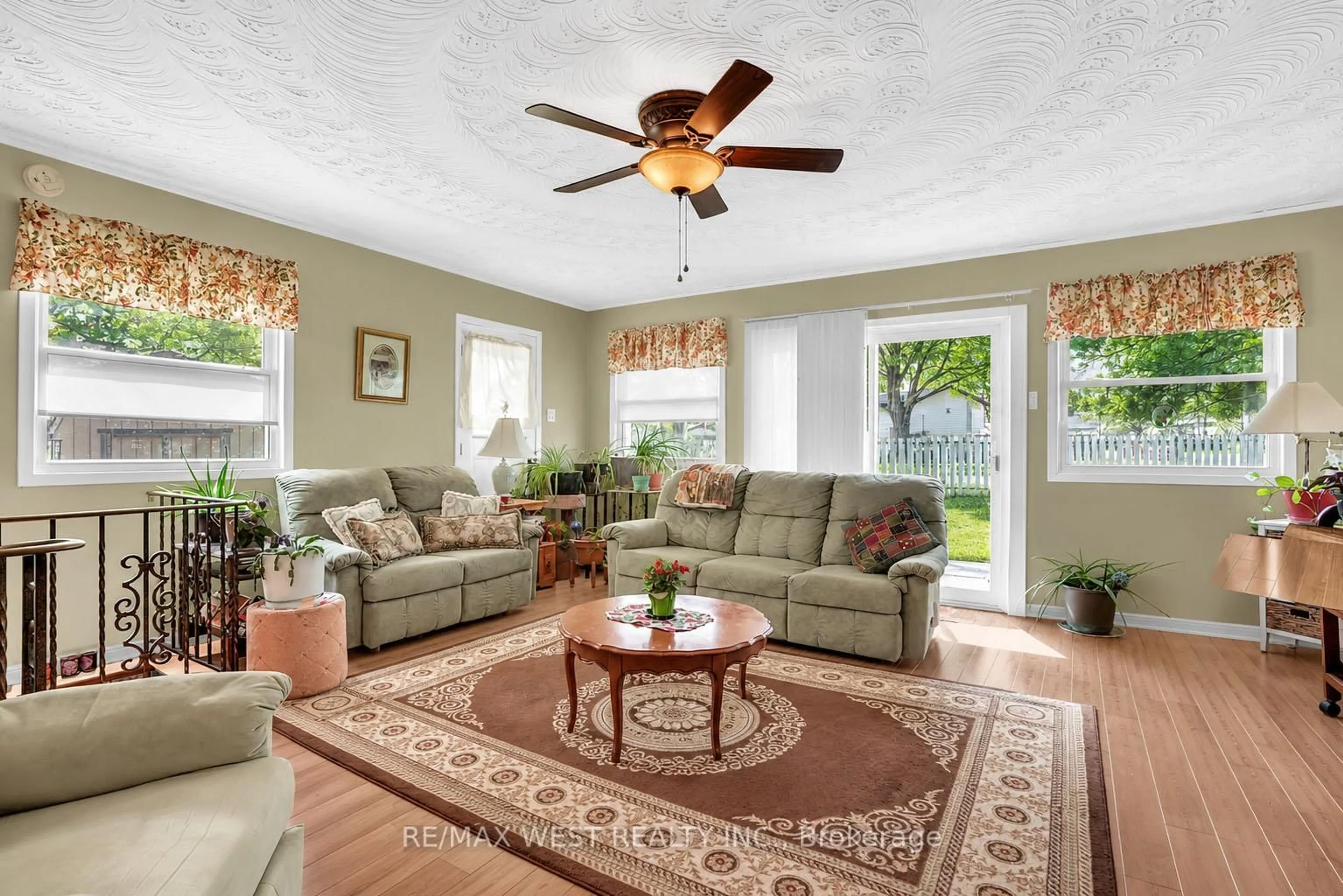 Living room with furniture, unknown for 191 Anne St, Barrie Ontario L4N 2E7