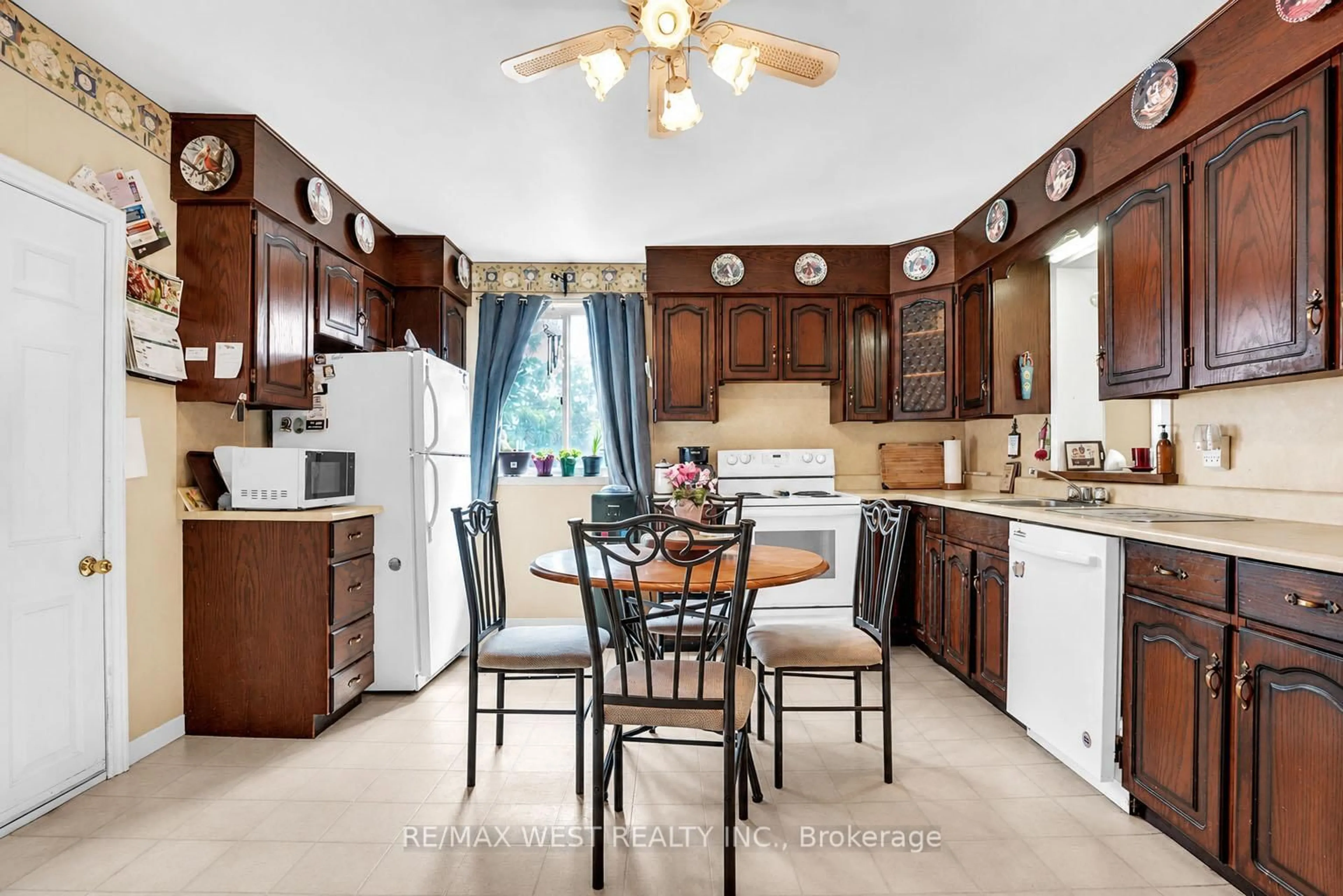 Standard kitchen, ceramic/tile floor for 191 Anne St, Barrie Ontario L4N 2E7