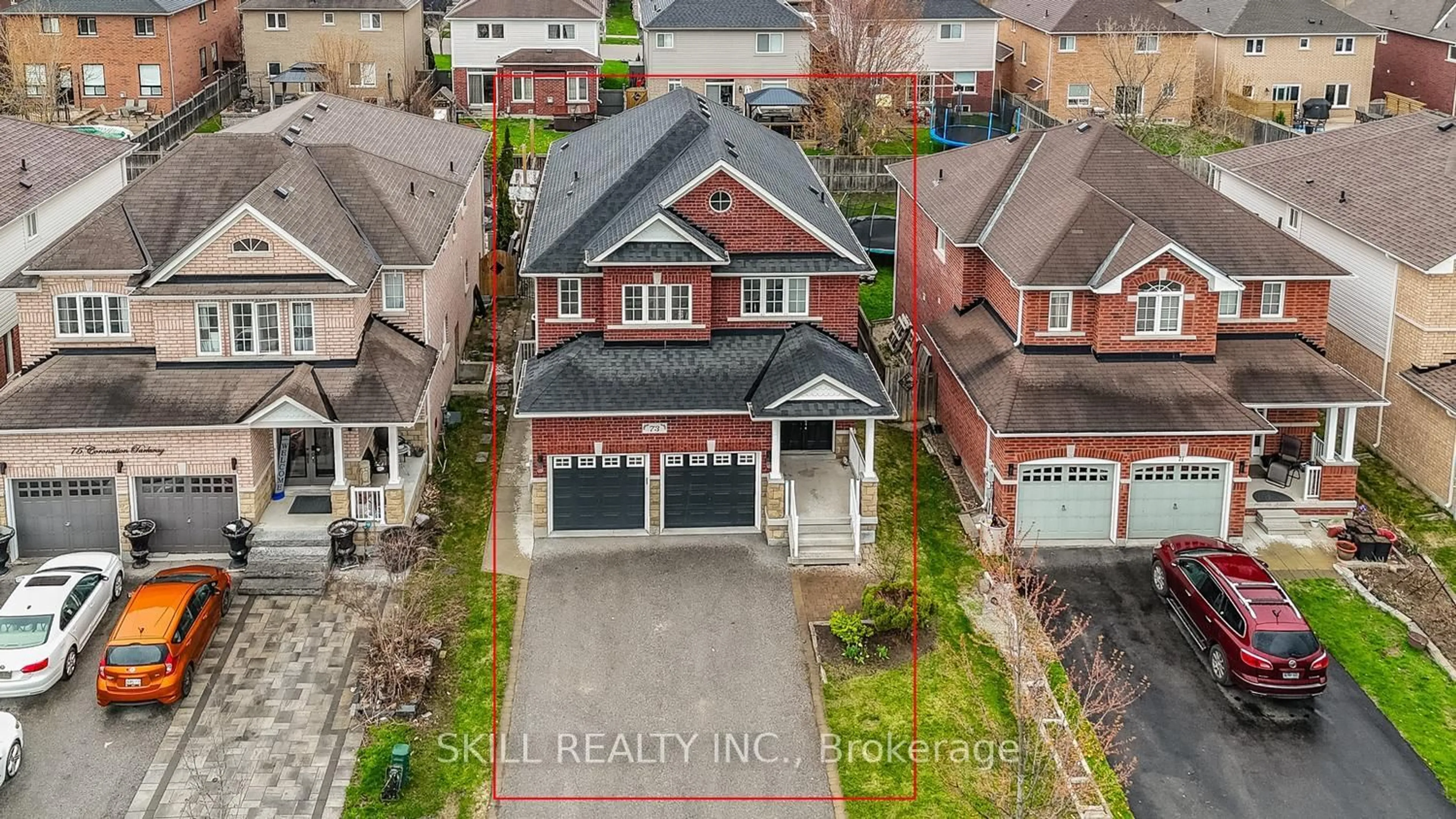 A pic from outside/outdoor area/front of a property/back of a property/a pic from drone, street for 73 Coronation Pkwy, Barrie Ontario L4M 0E2