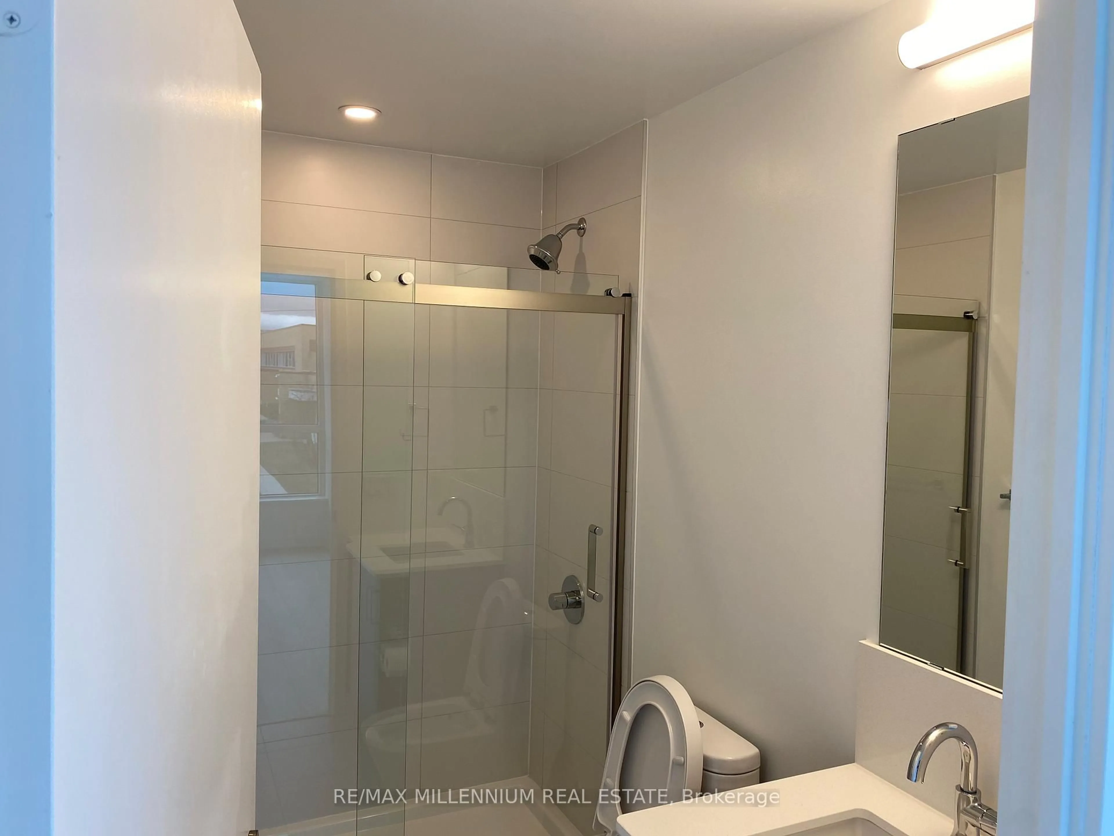 Standard bathroom, ceramic/tile floor for 681 Yonge St #205, Barrie Ontario L9J 0K1