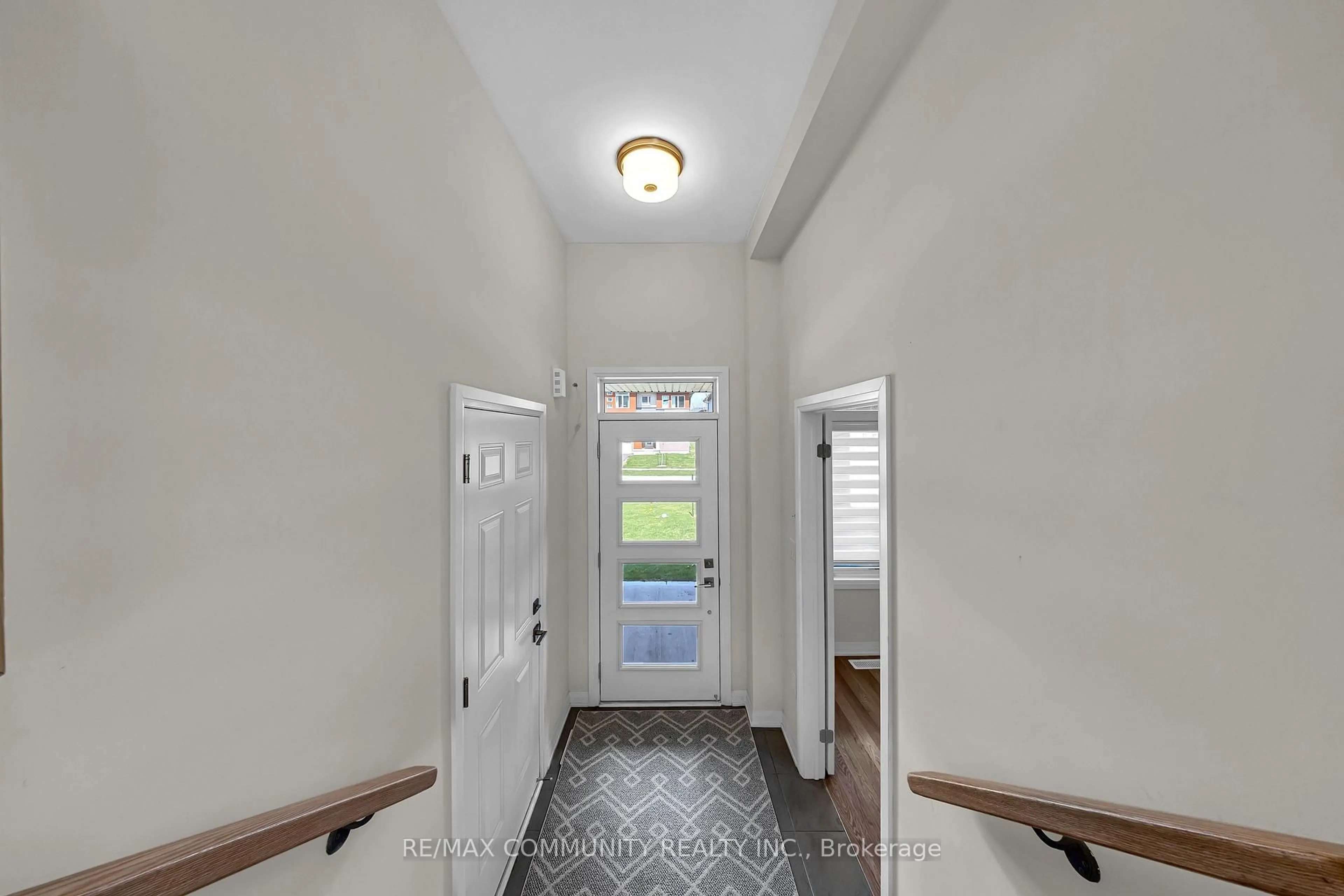 Indoor entryway for 3169 Searidge St, Severn Ontario L3V 0Y4