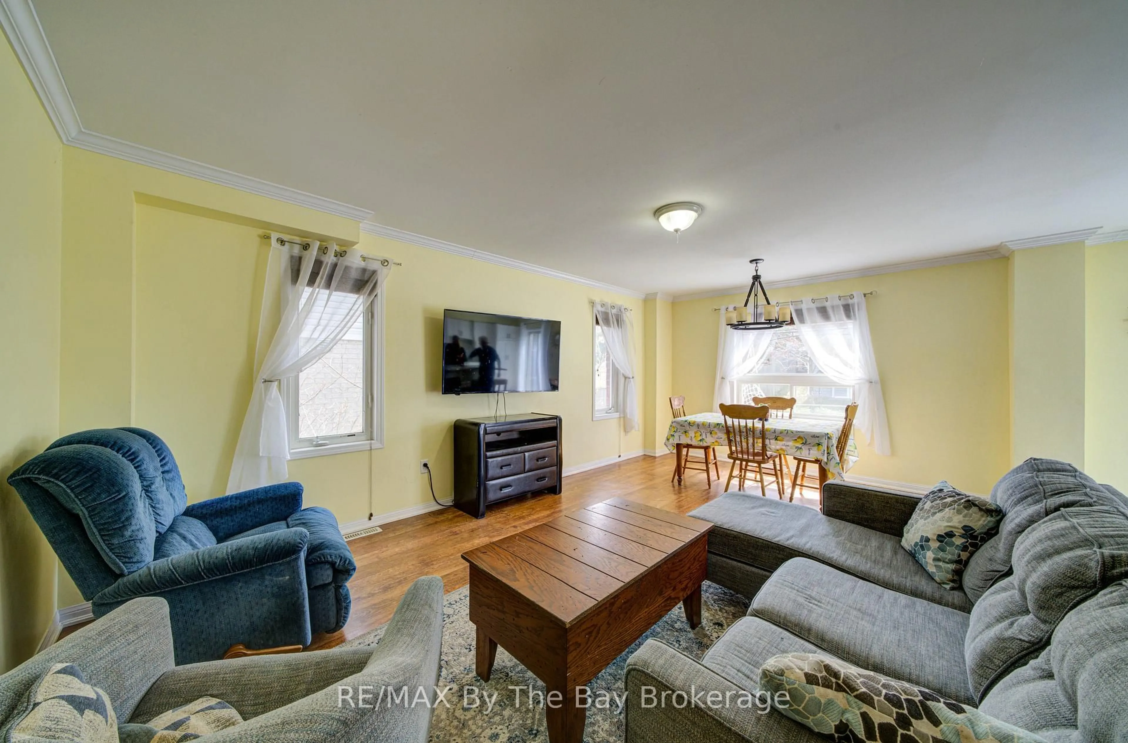 Living room with furniture, wood/laminate floor for 88 Wesley Ave, Wasaga Beach Ontario L9Z 0B9