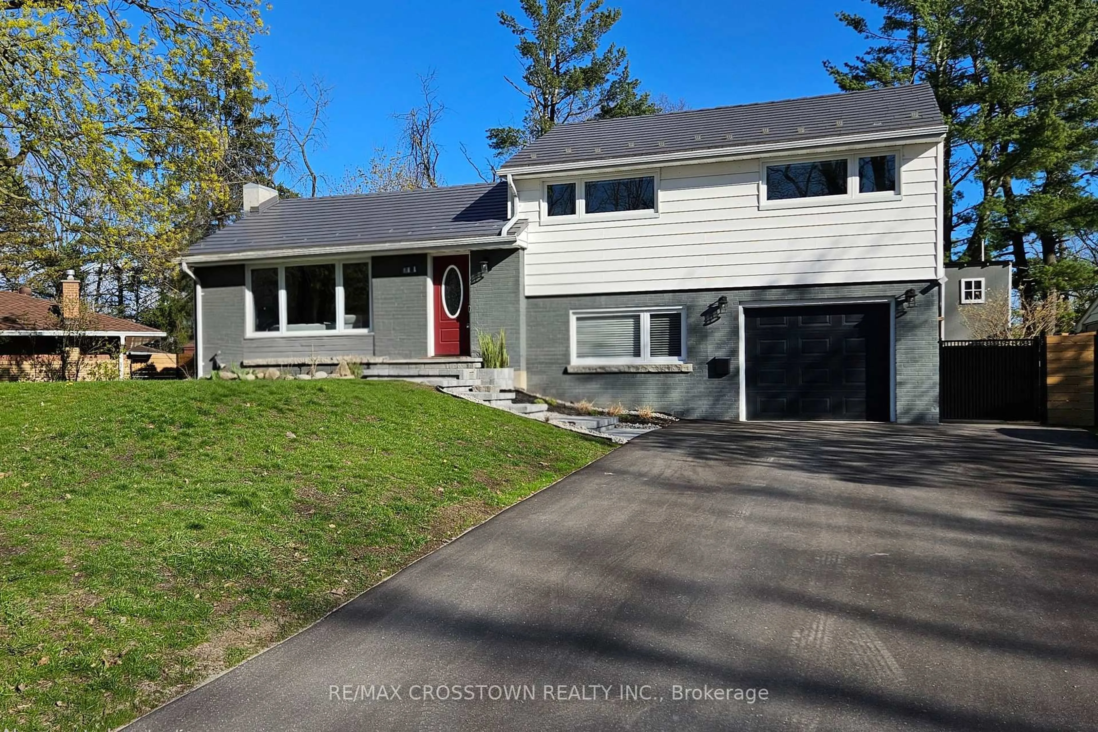 Home with vinyl exterior material, street for 11 Castle Dr, Barrie Ontario L4N 1P7