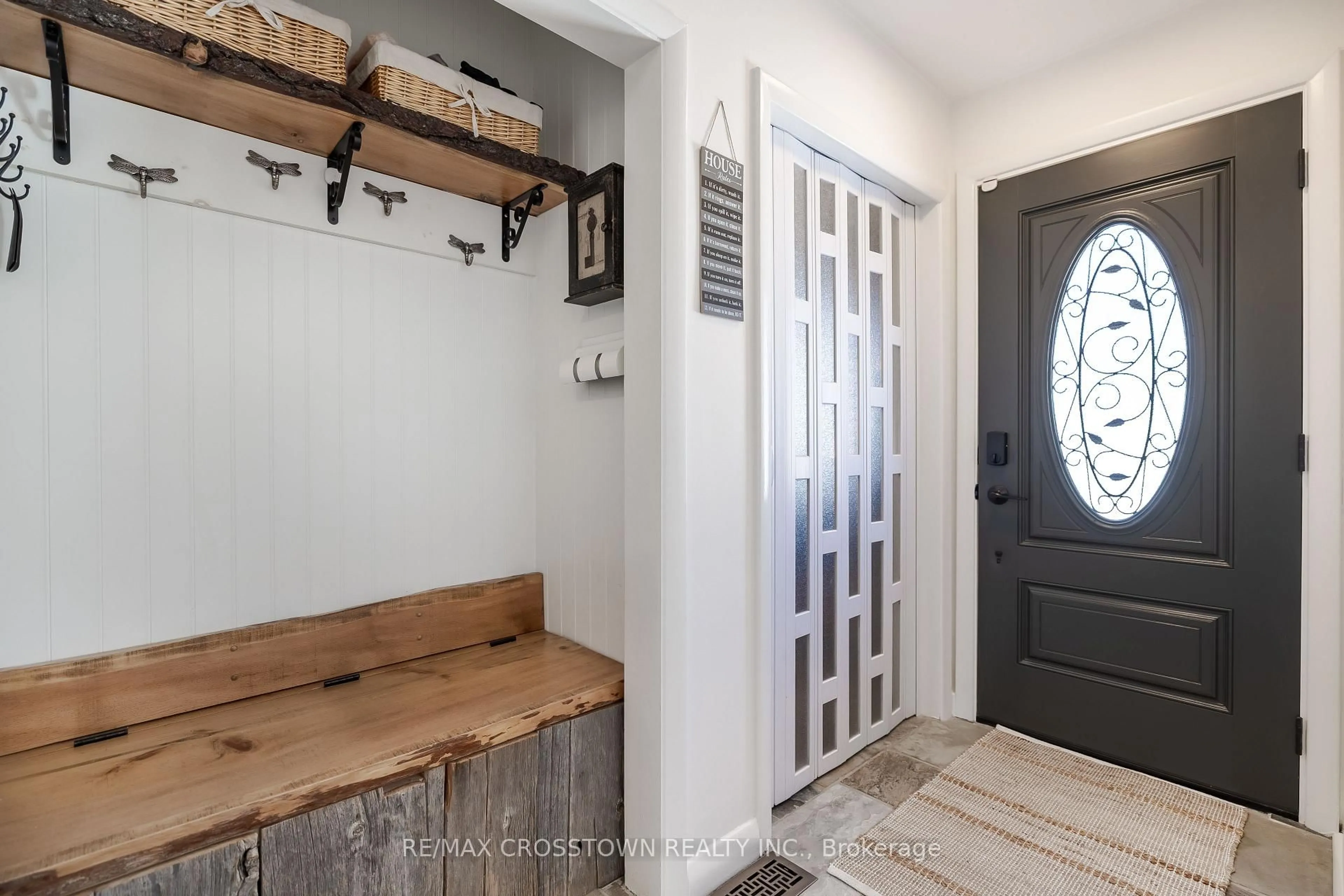 Indoor entryway for 11 Castle Dr, Barrie Ontario L4N 1P7