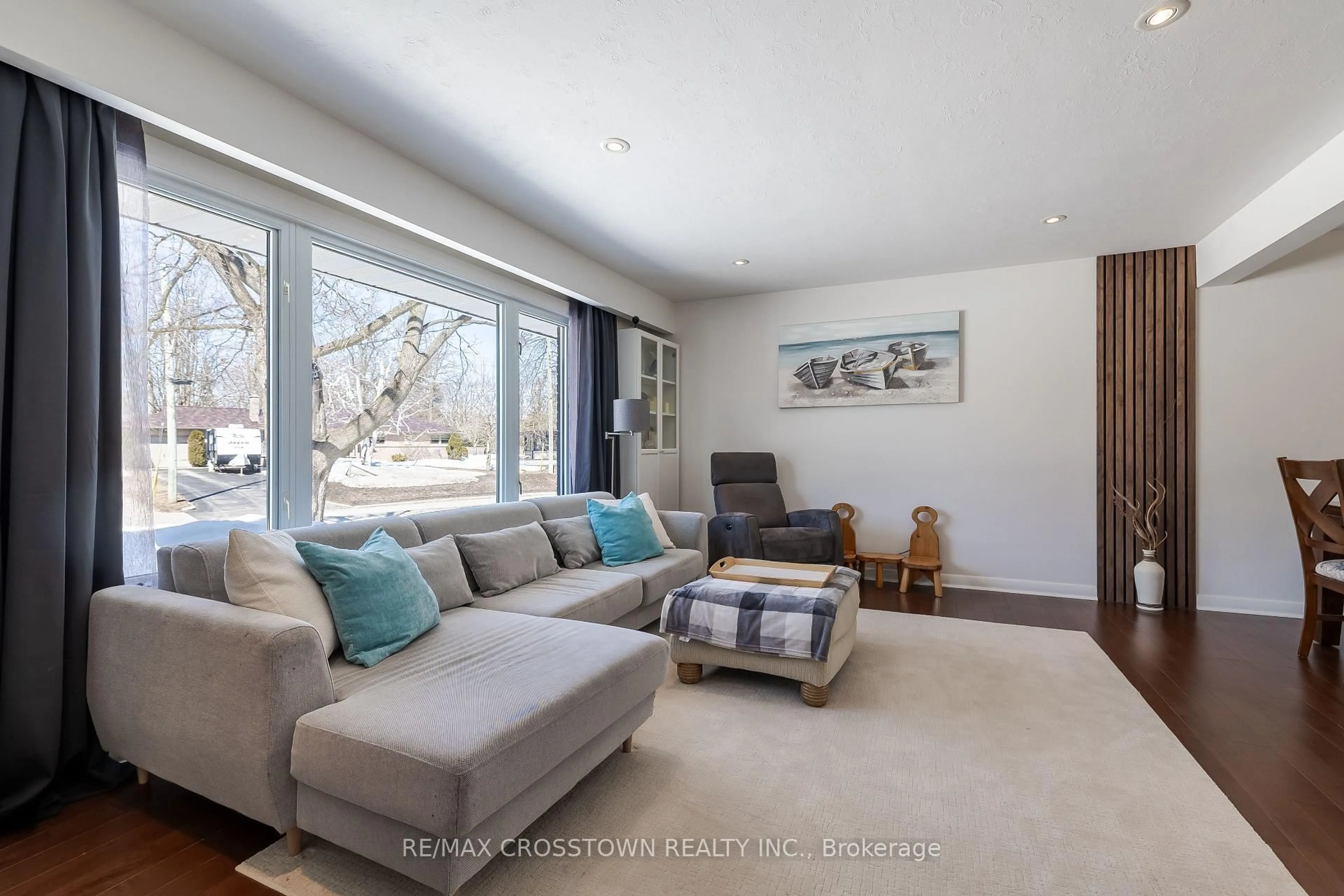 Living room with furniture, unknown for 11 Castle Dr, Barrie Ontario L4N 1P7