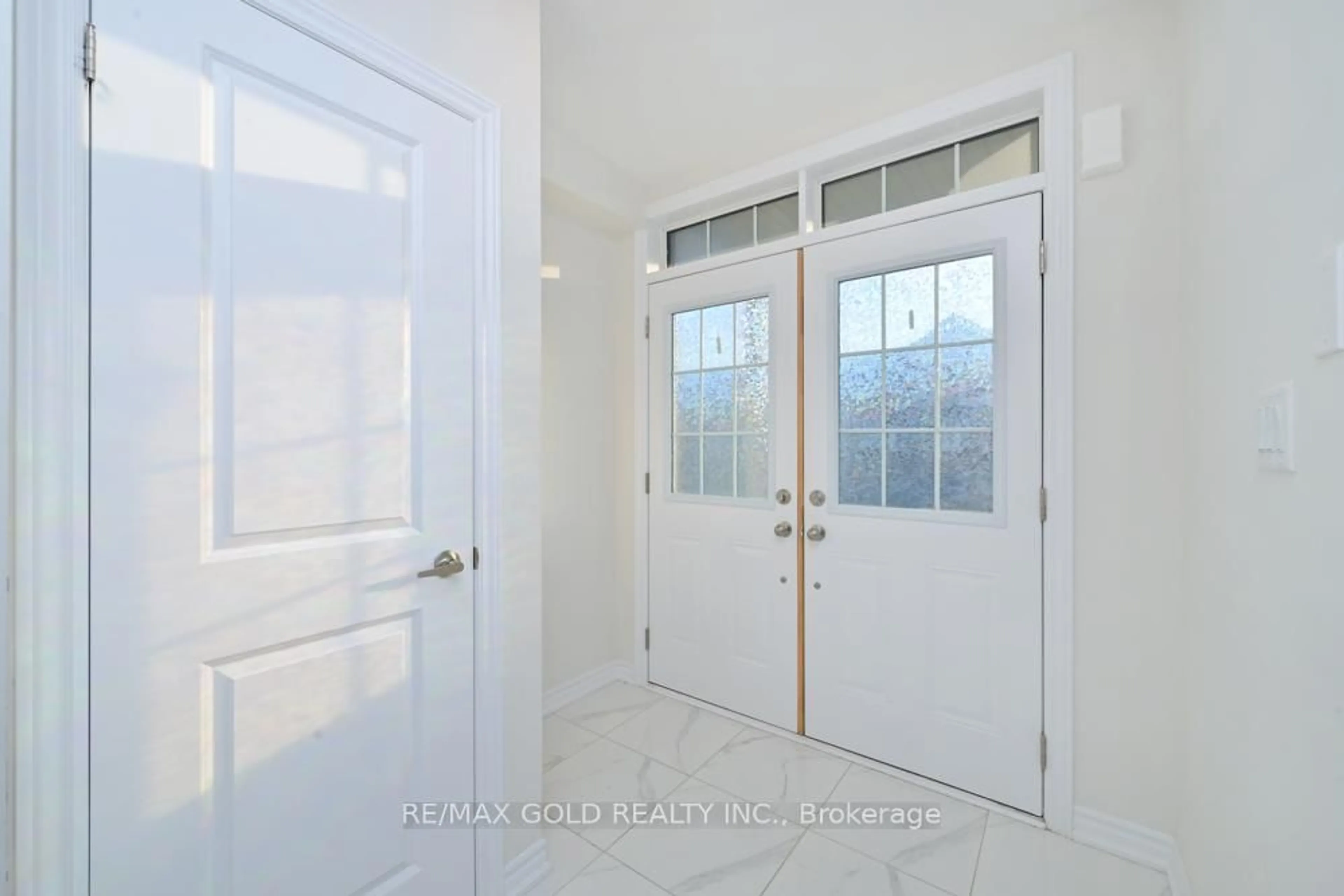 Indoor entryway for 20 Tamworth Terr, Barrie Ontario L9J 0W5