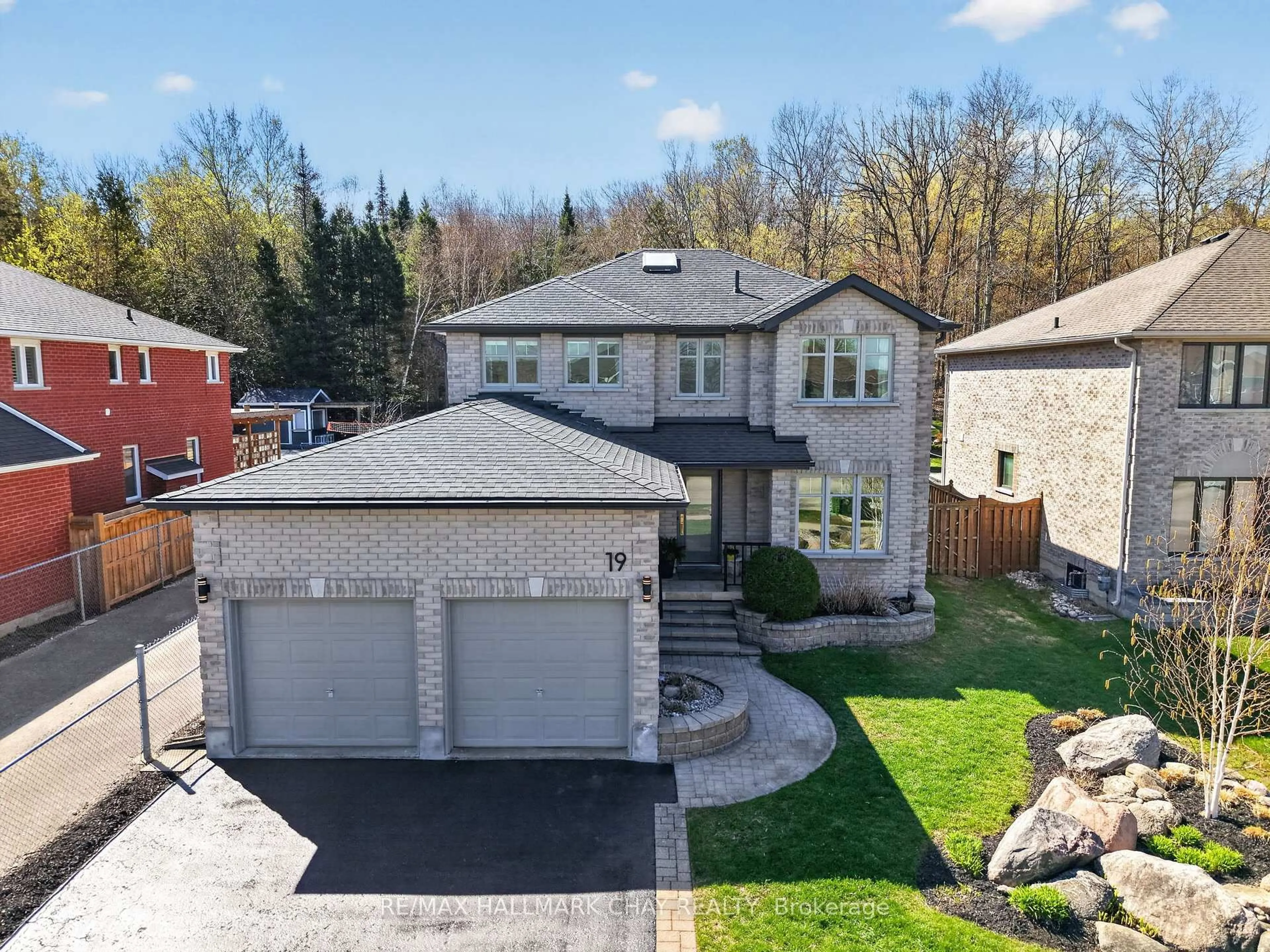 A pic from outside/outdoor area/front of a property/back of a property/a pic from drone, street for 19 Grants Way, Barrie Ontario L4N 0J4