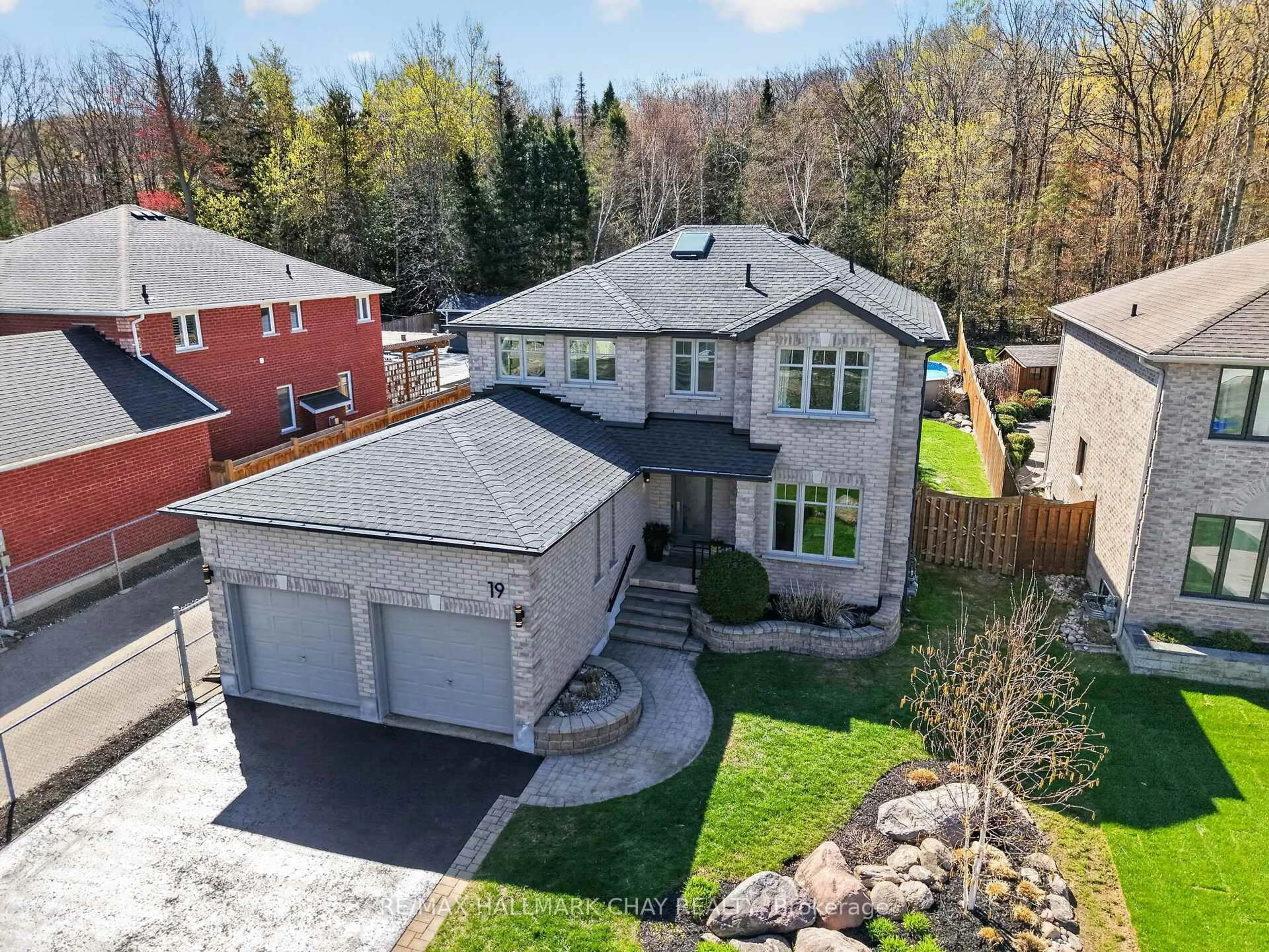 A pic from outside/outdoor area/front of a property/back of a property/a pic from drone, street for 19 Grants Way, Barrie Ontario L4N 0J4
