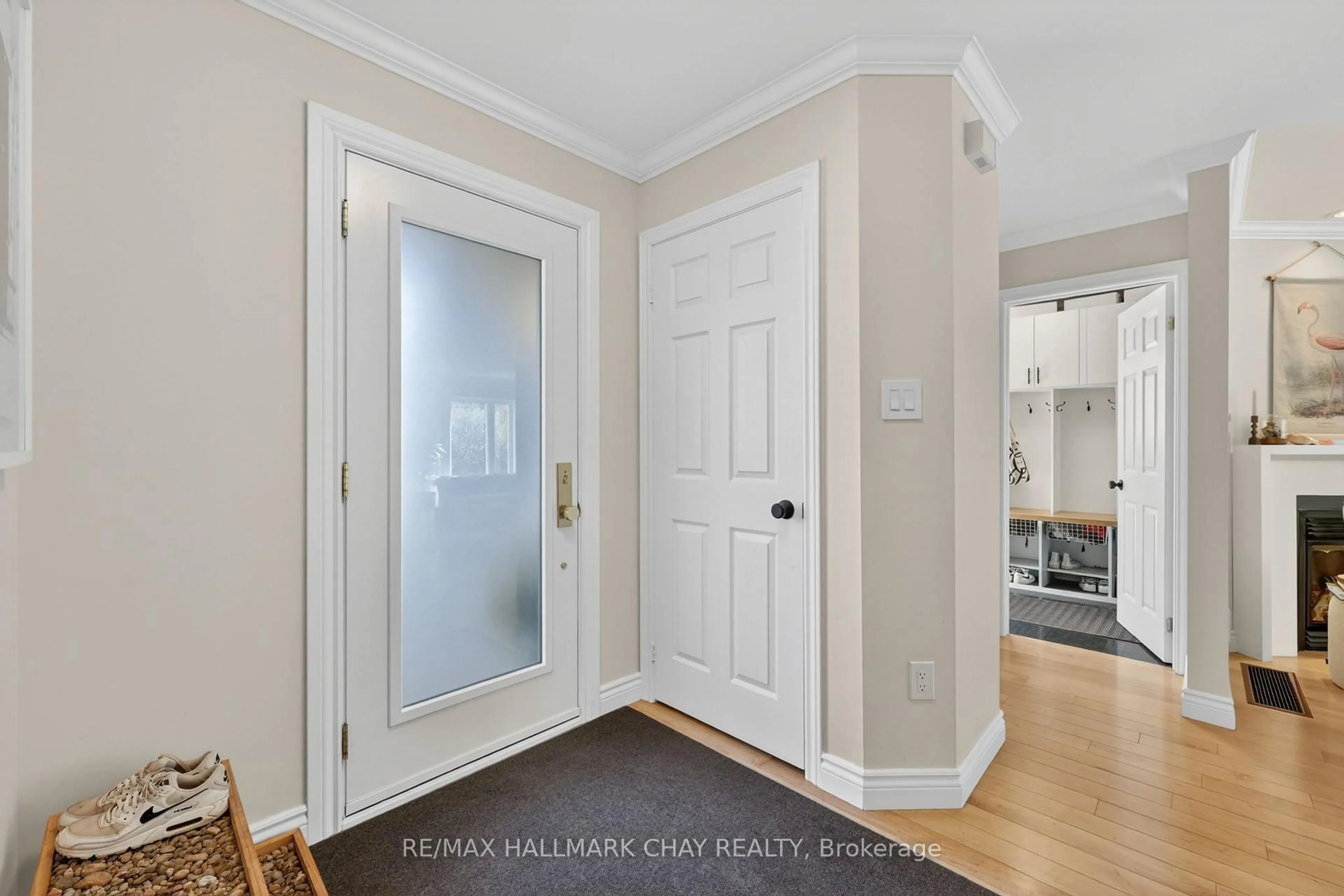 Indoor entryway for 19 Grants Way, Barrie Ontario L4N 0J4