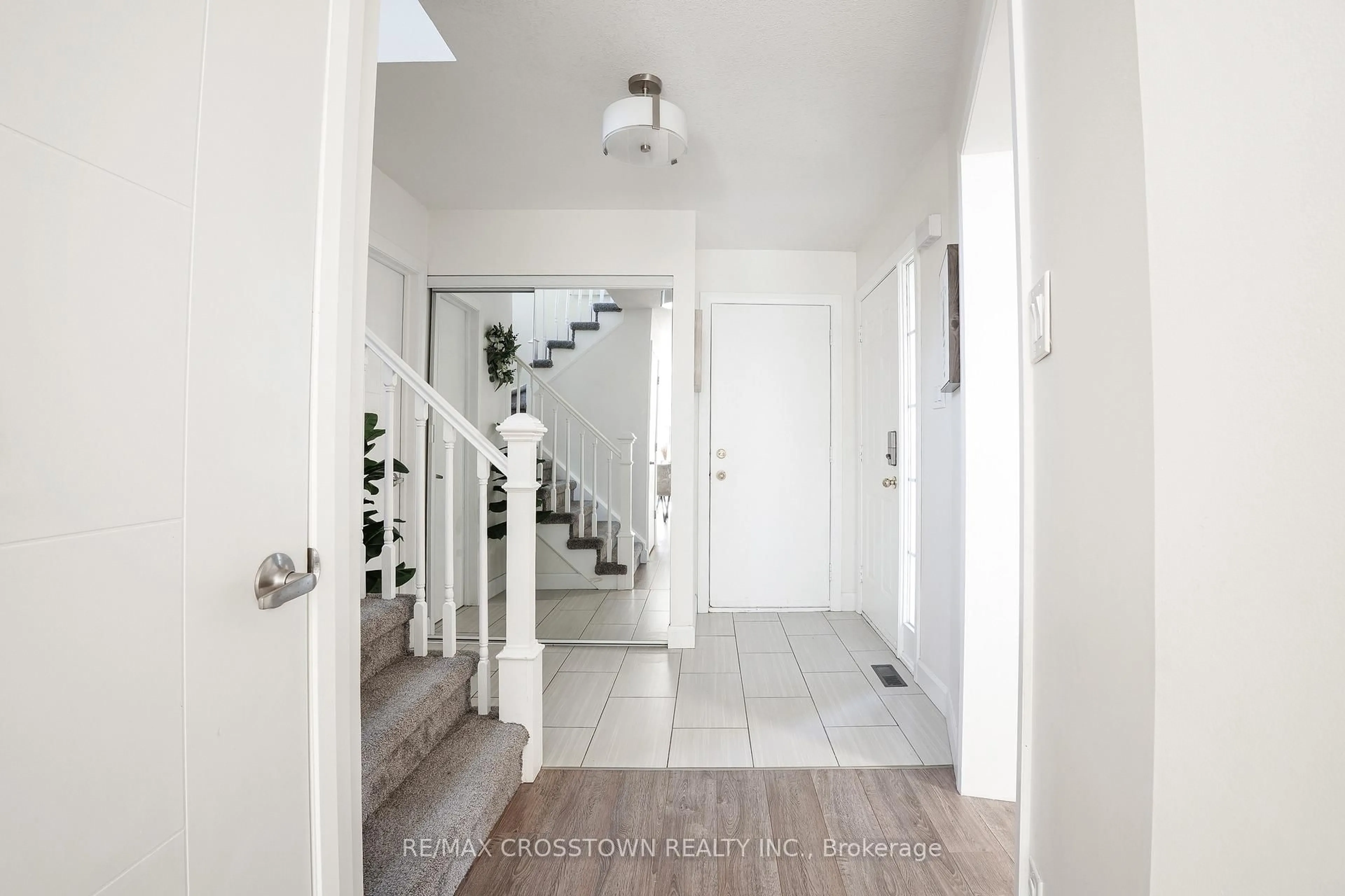 Indoor entryway for 22 BLUEGRASS Dr, Barrie Ontario L4N 9N9