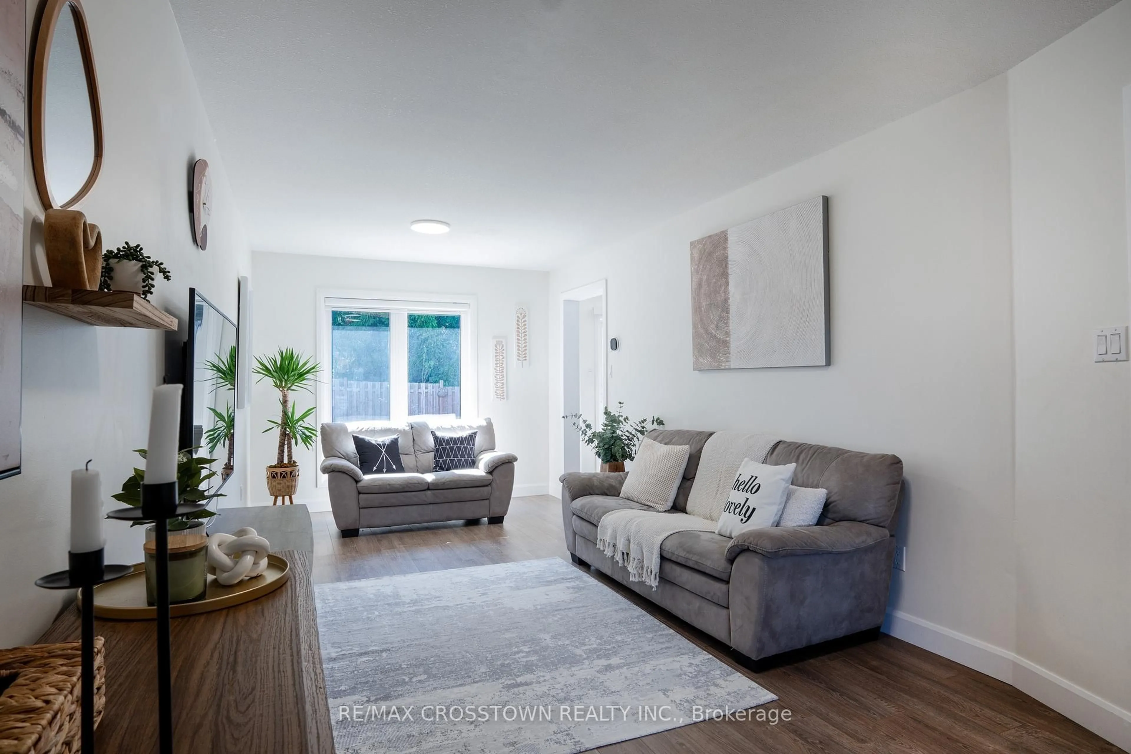 Living room with furniture, unknown for 22 BLUEGRASS Dr, Barrie Ontario L4N 9N9