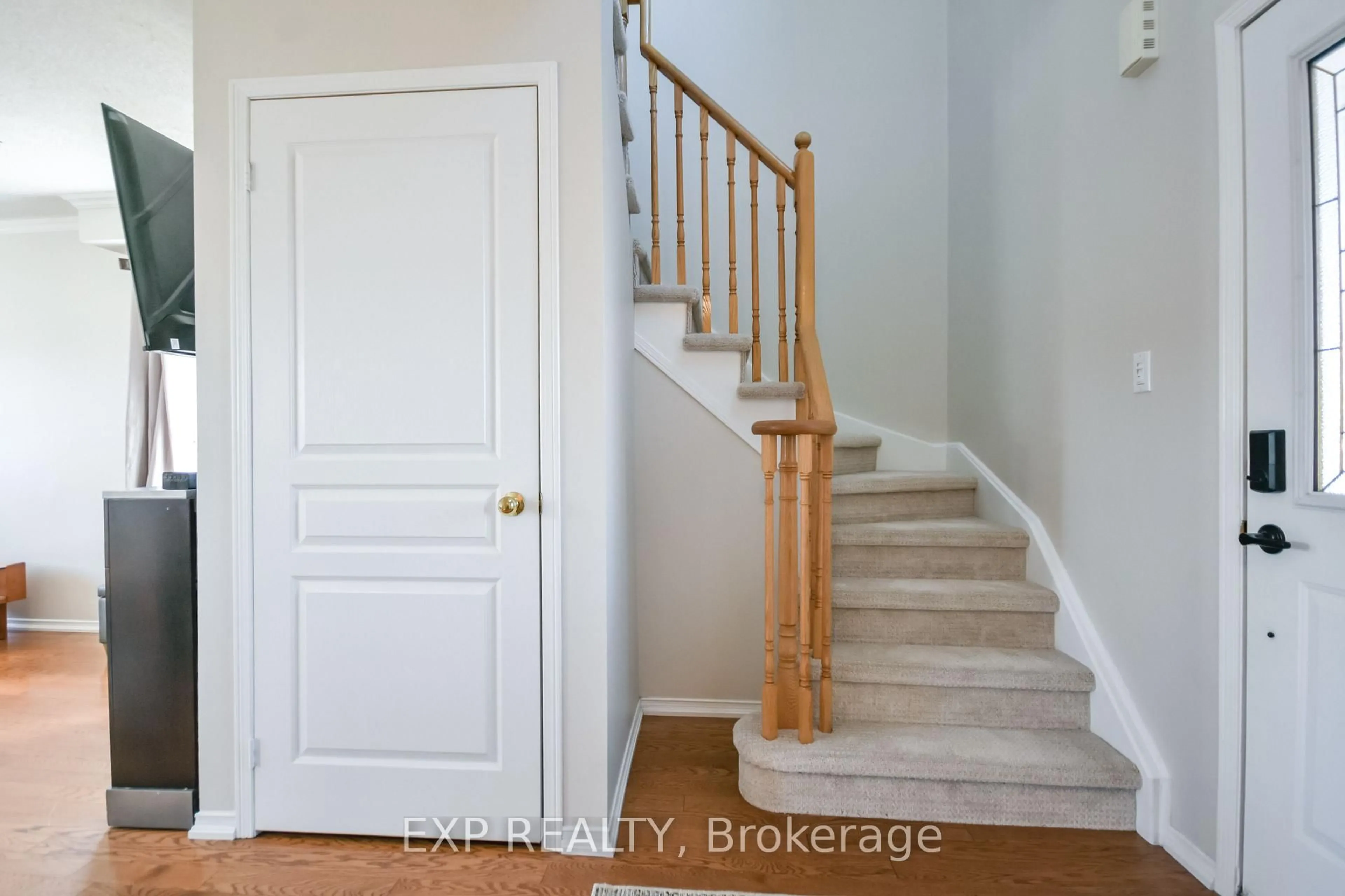 Indoor entryway for 15 Trevino Circ, Barrie Ontario L4M 6V4