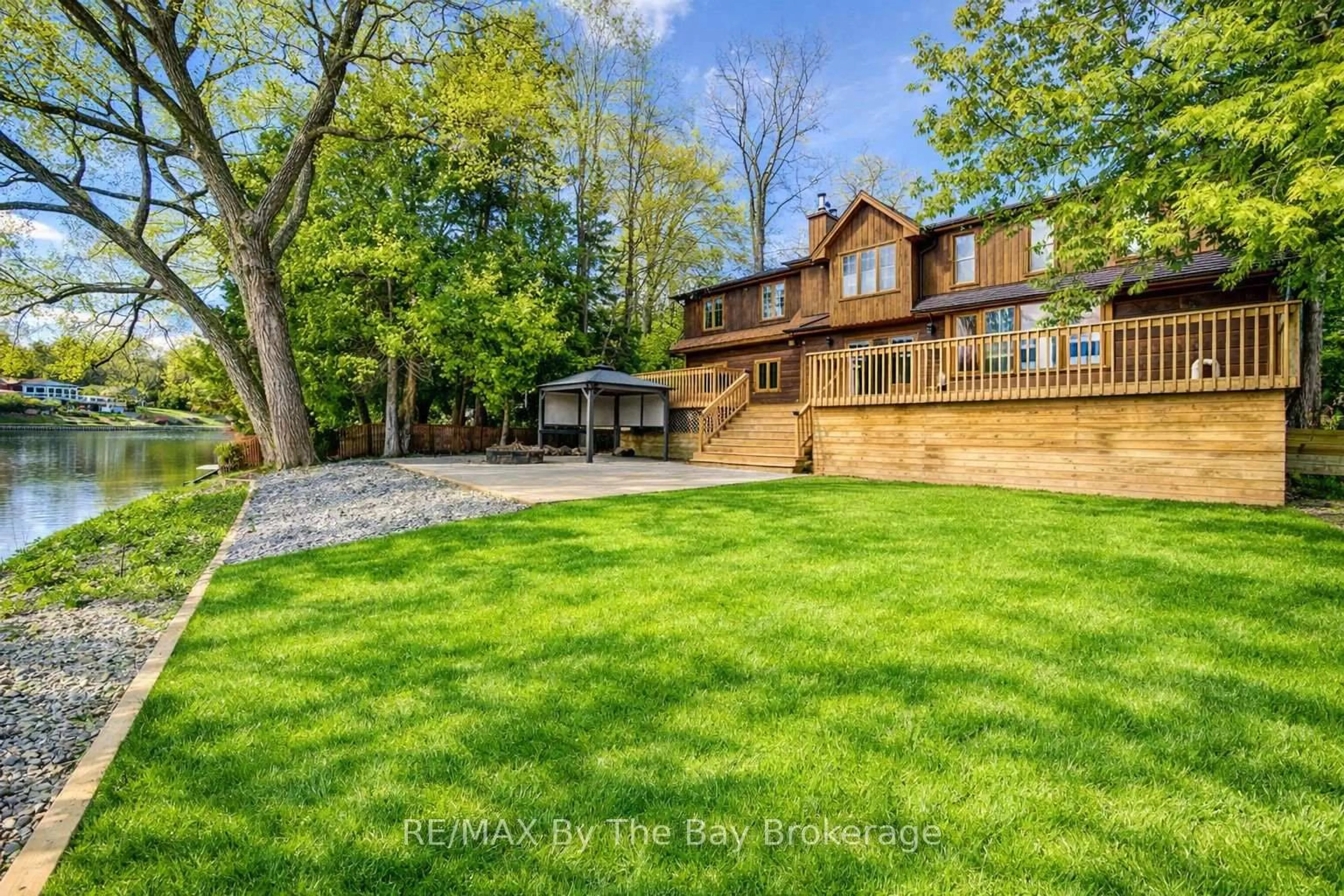 A pic from outside/outdoor area/front of a property/back of a property/a pic from drone, unknown for 646 Oxbow Park Dr, Wasaga Beach Ontario L9Z 2V2
