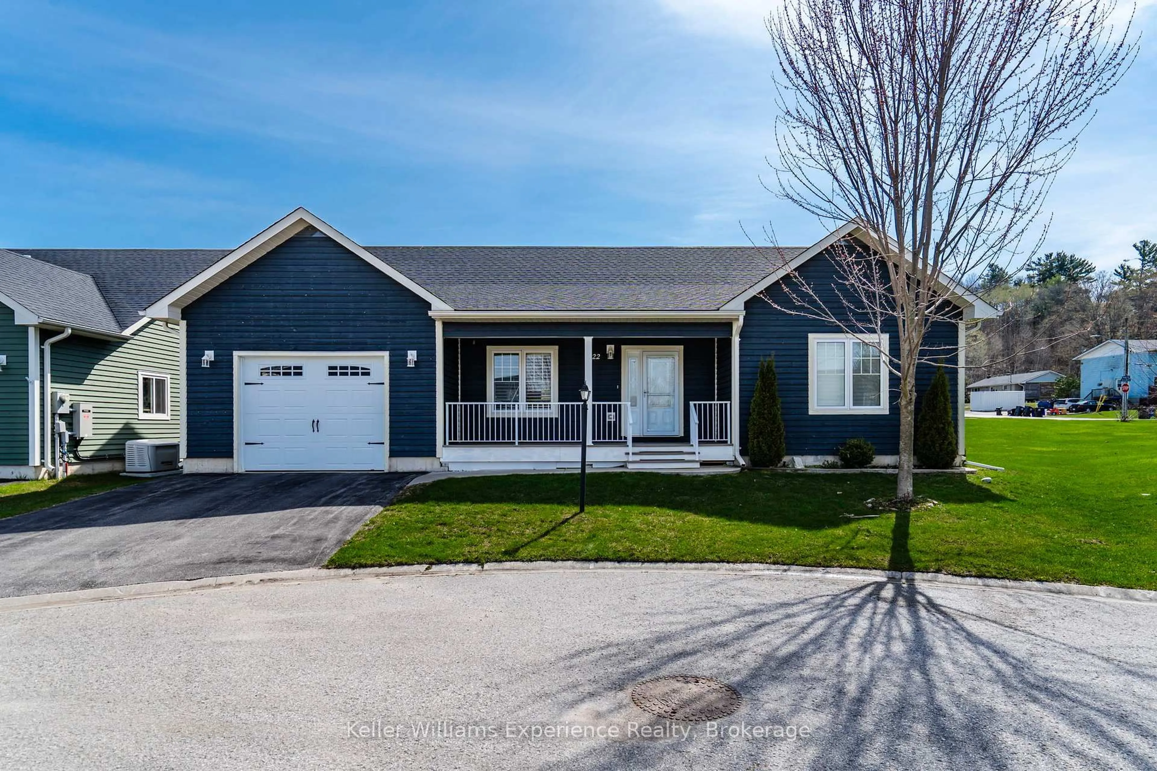 Home with vinyl exterior material, street for 22 Grew Cres, Penetanguishene Ontario L9M 0A4