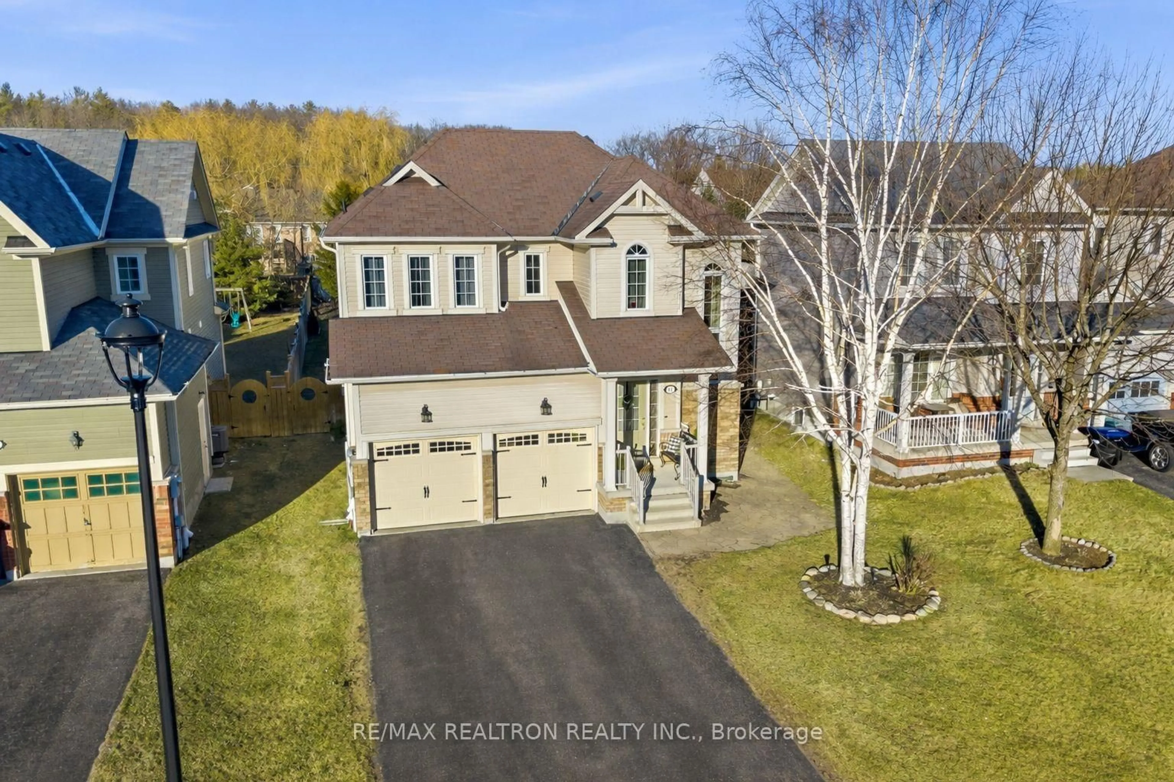 A pic from outside/outdoor area/front of a property/back of a property/a pic from drone, unknown for 41 Christy Dr, Wasaga Beach Ontario L9Z 0E5