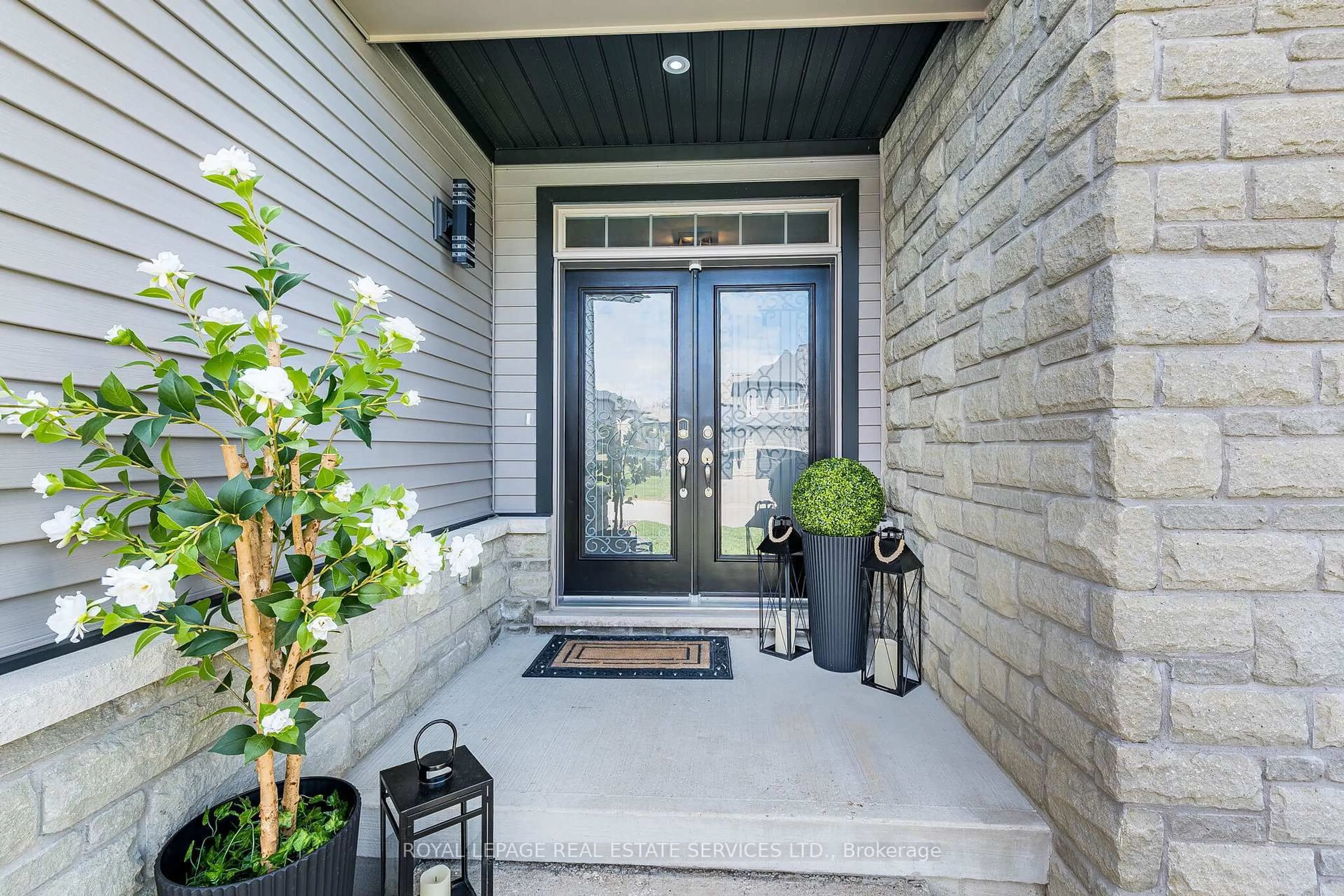 Indoor entryway for 40 Landscape Dr, Oro-Medonte Ontario L0L 2L0