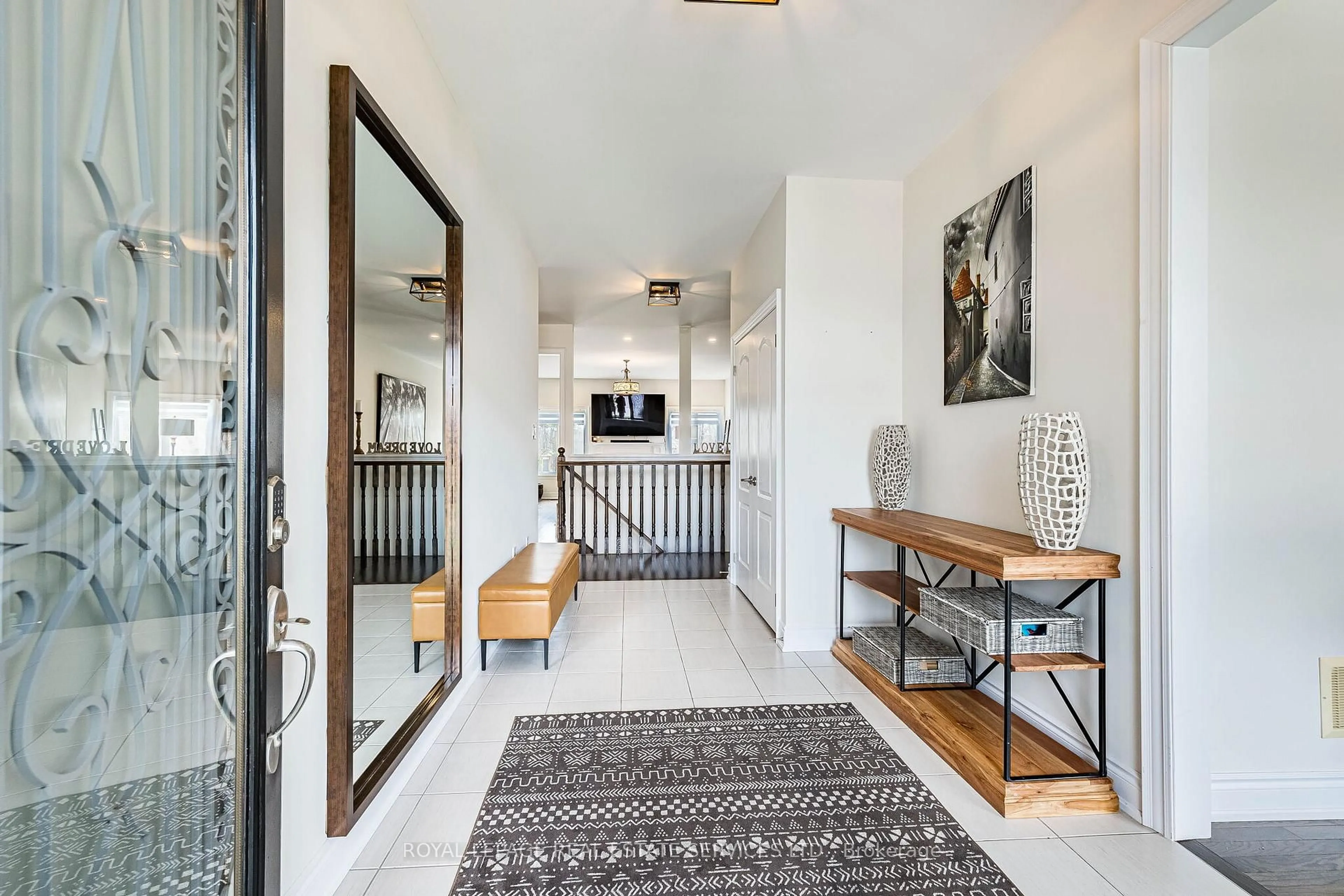 Indoor entryway for 40 Landscape Dr, Oro-Medonte Ontario L0L 2L0
