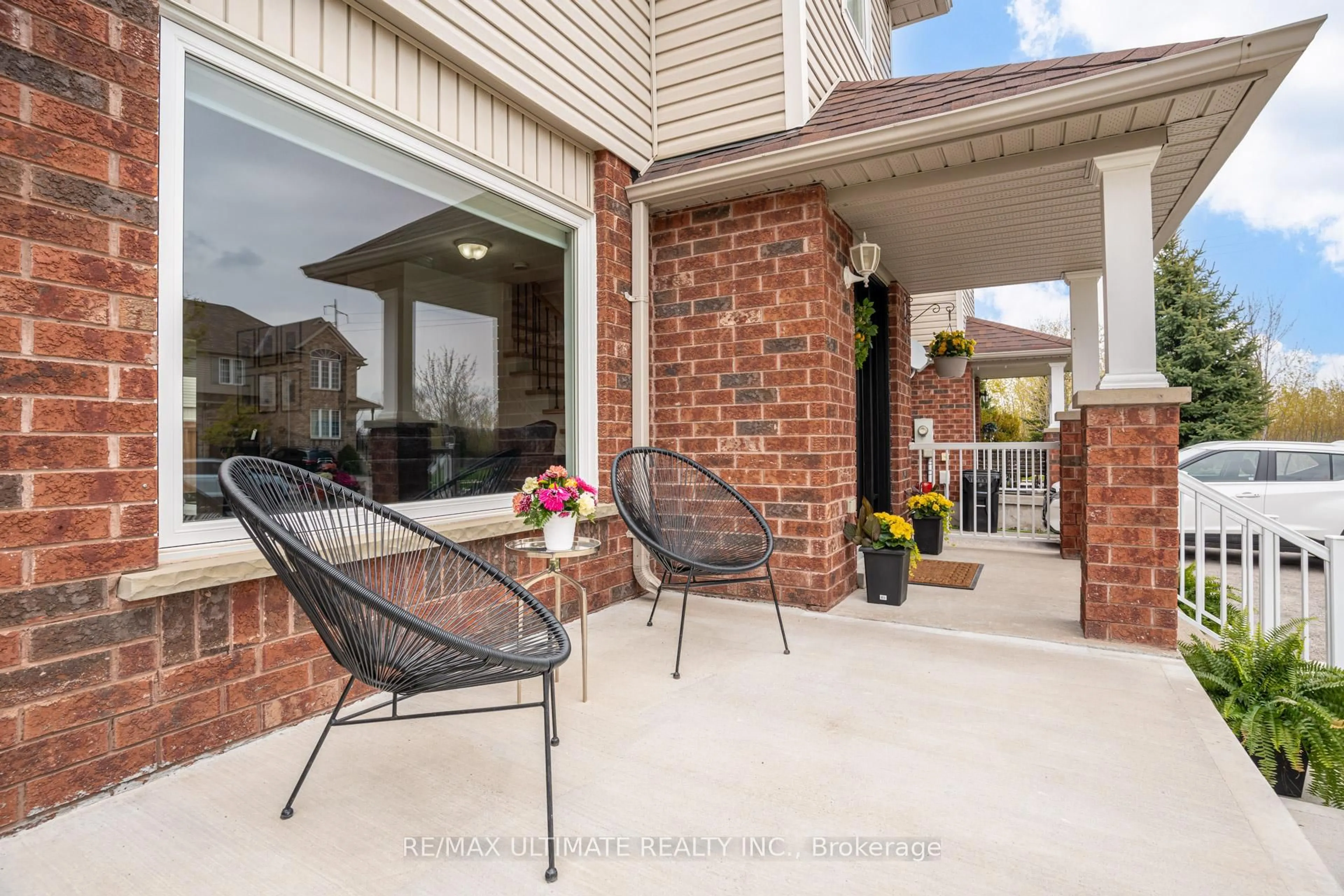 Patio, street for 94 Thrushwood Dr, Barrie Ontario L4N 0Z1