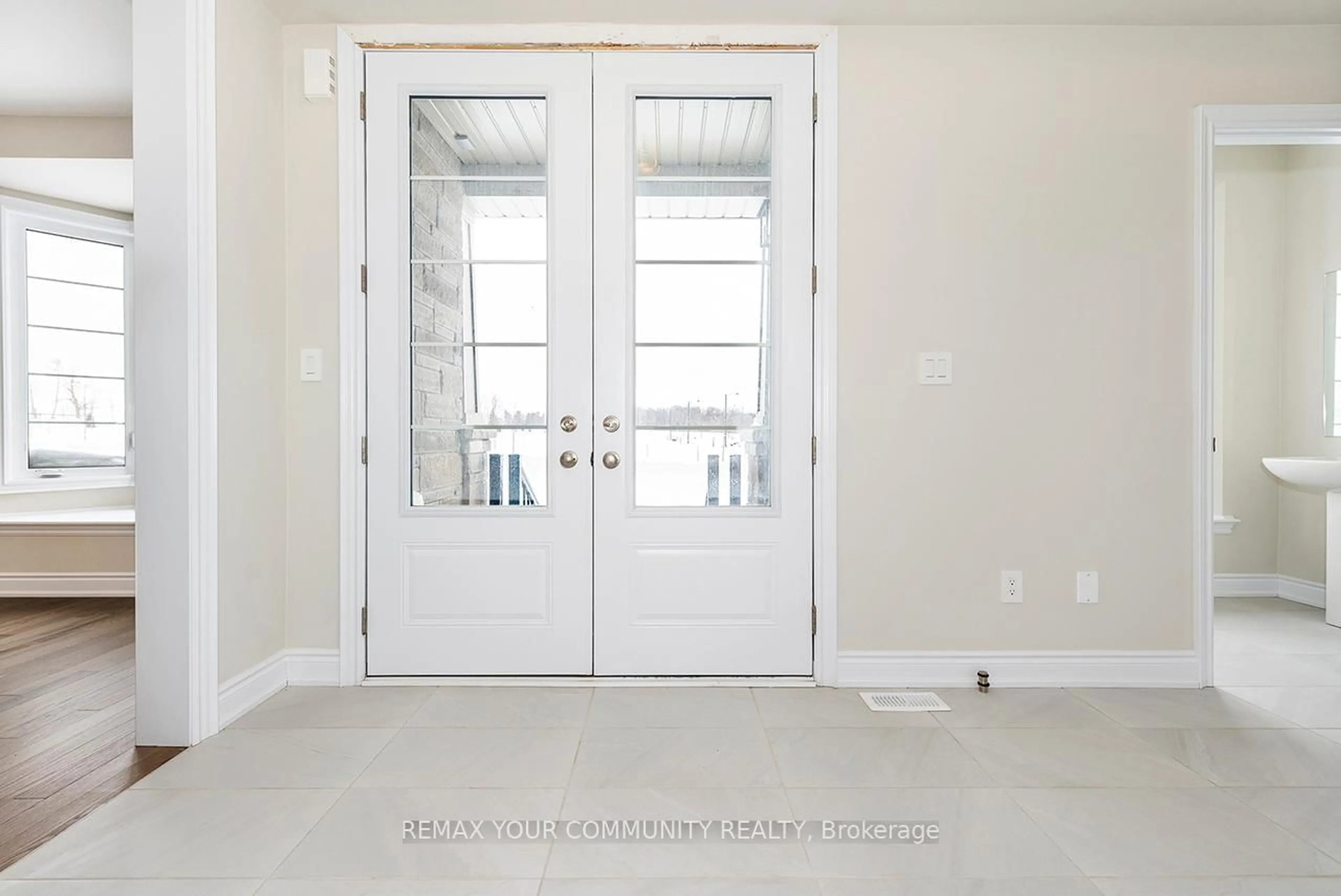 Indoor entryway for 115 Bearberry Rd Rd, Springwater Ontario L9X 2C9