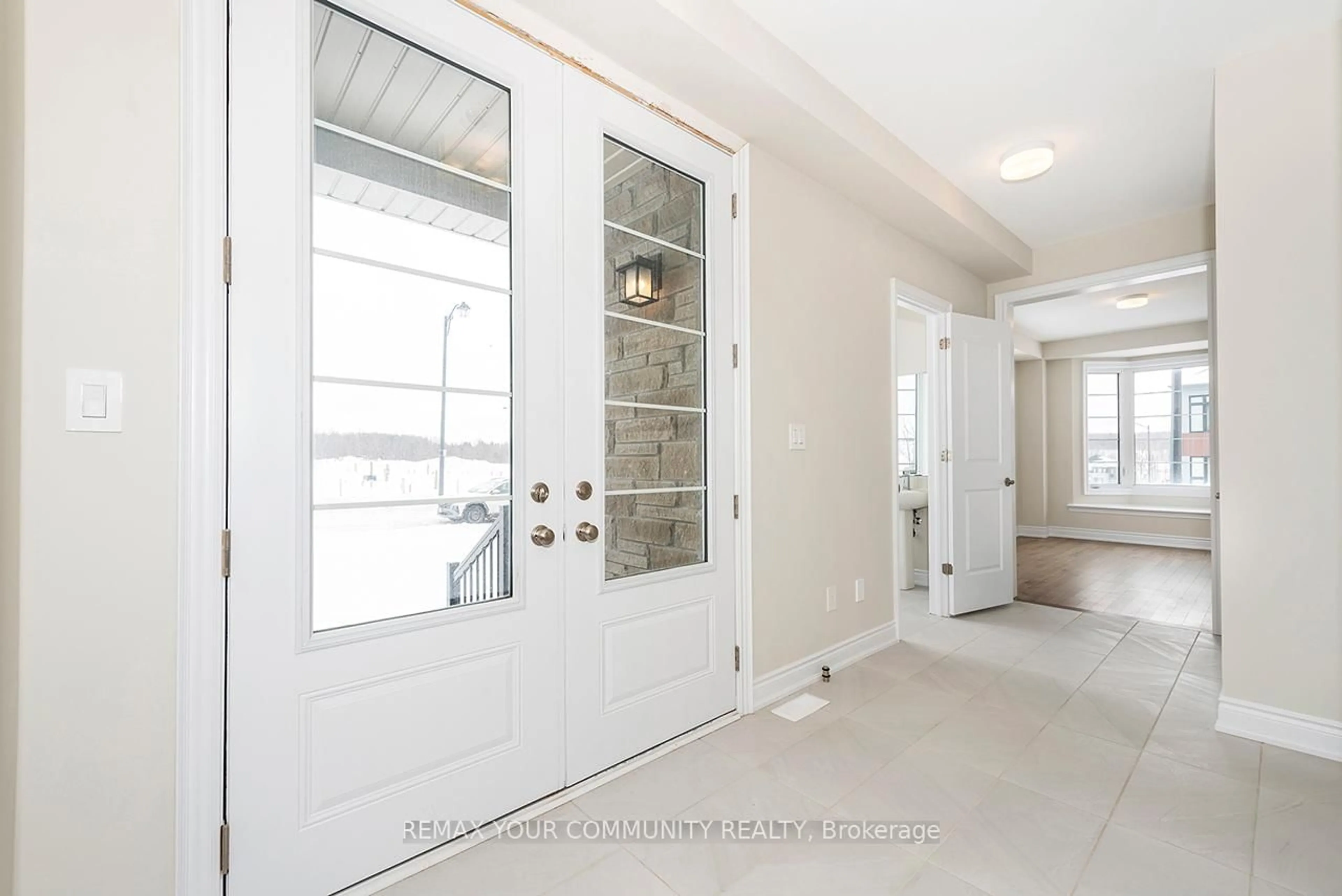 Indoor entryway for 115 Bearberry Rd Rd, Springwater Ontario L9X 2C9