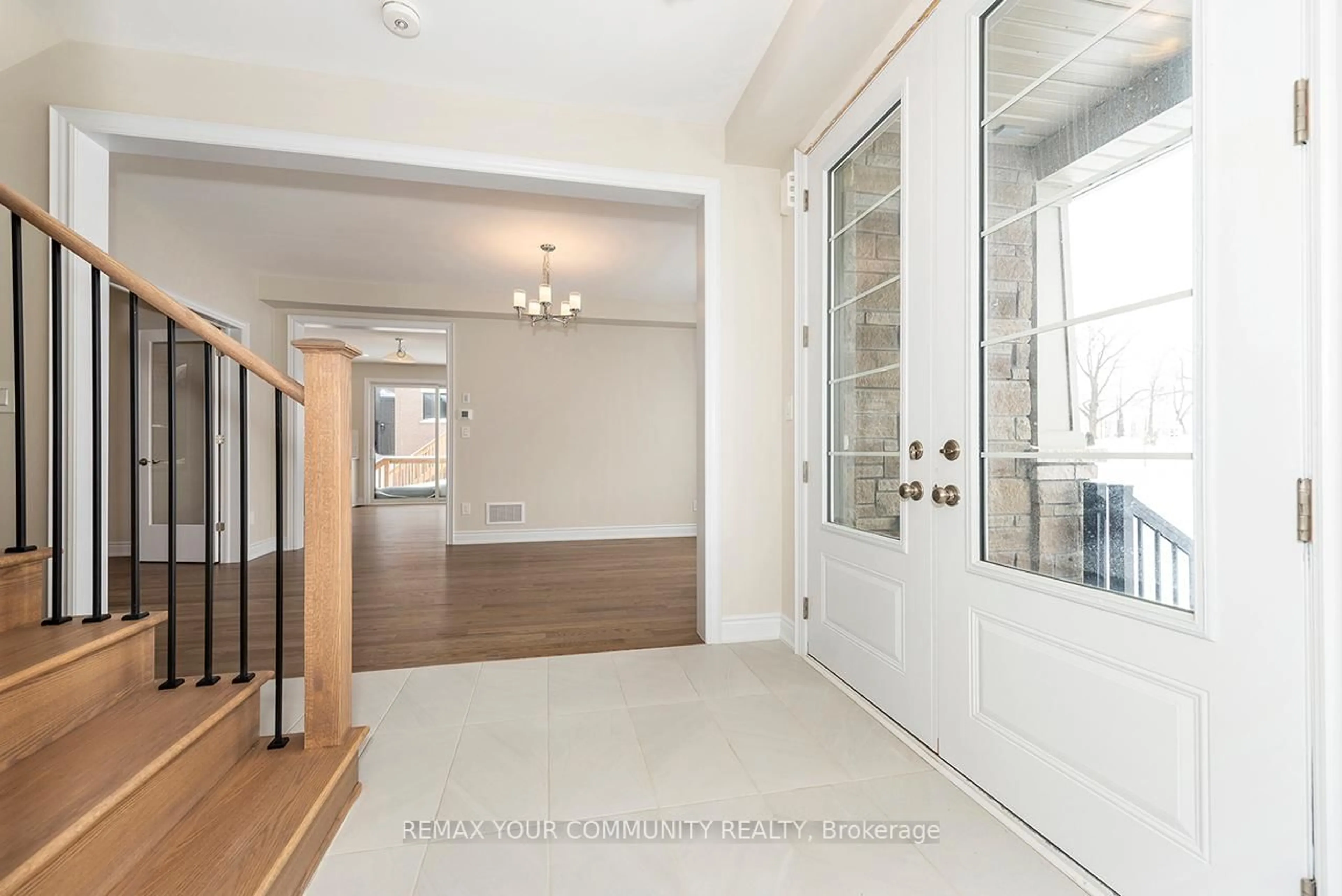 Indoor foyer for 115 Bearberry Rd Rd, Springwater Ontario L9X 2C9