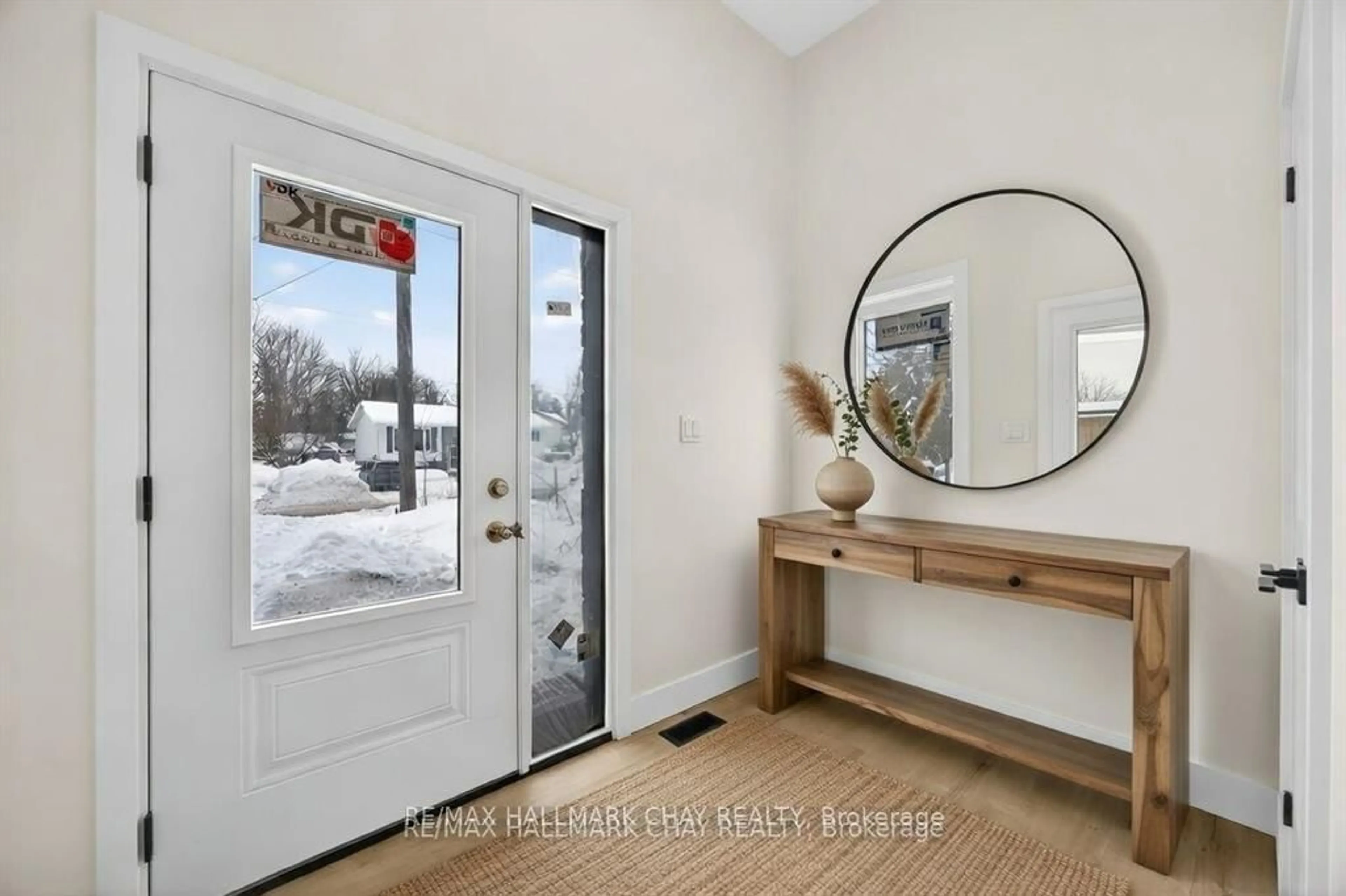 Indoor entryway for 28 rose Ave, Orillia Ontario L3V 6B4