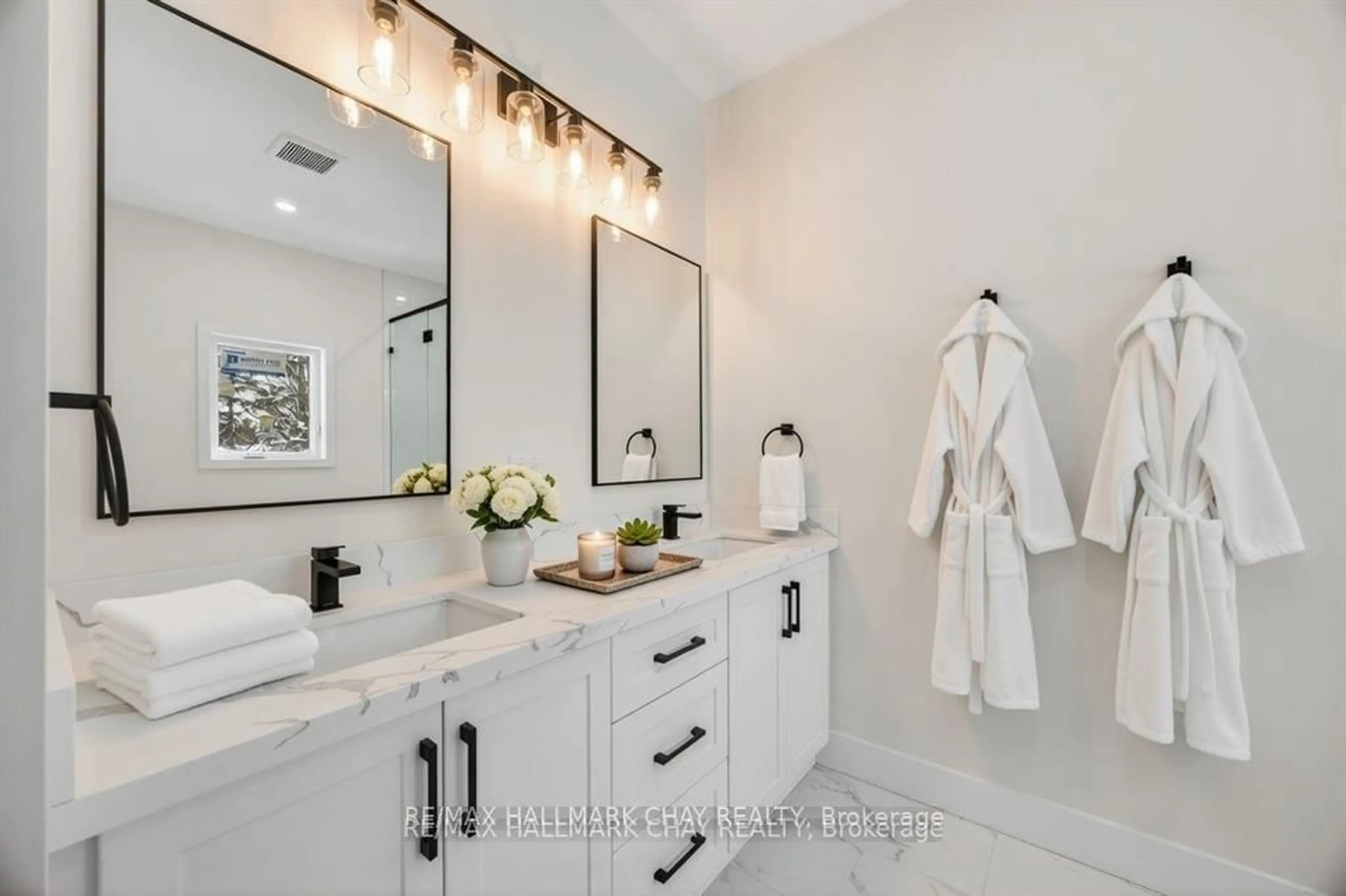 Contemporary bathroom, ceramic/tile floor for 28 rose Ave, Orillia Ontario L3V 6B4