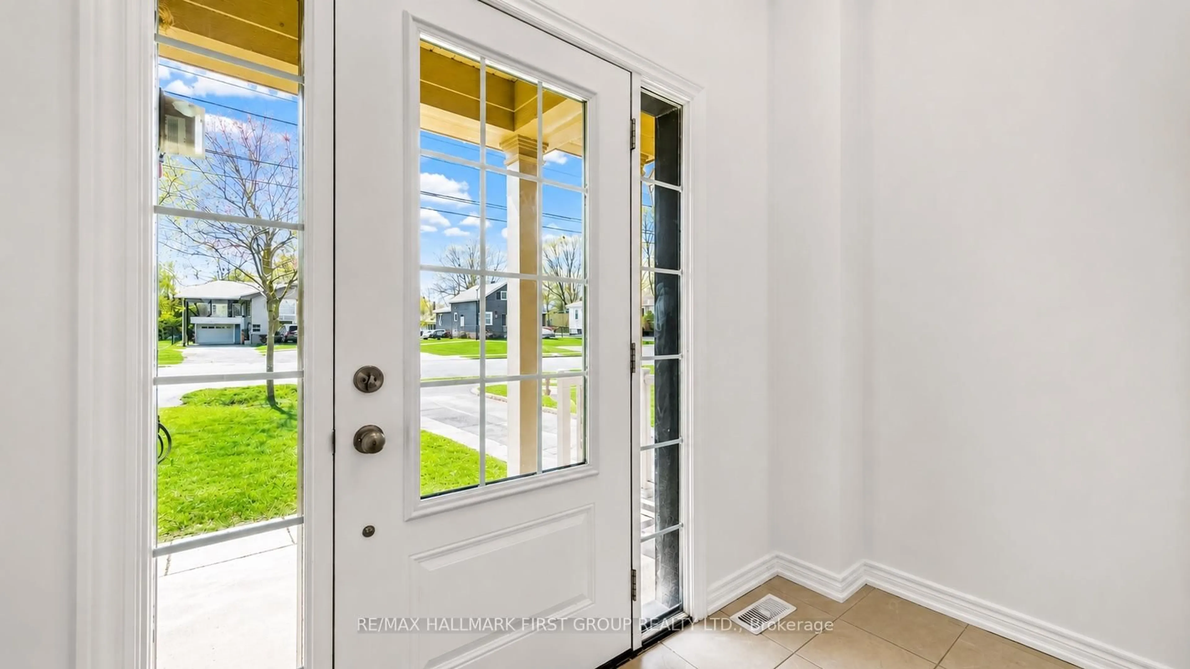 Indoor entryway for 322 East St, Orillia Ontario L3V 8K9