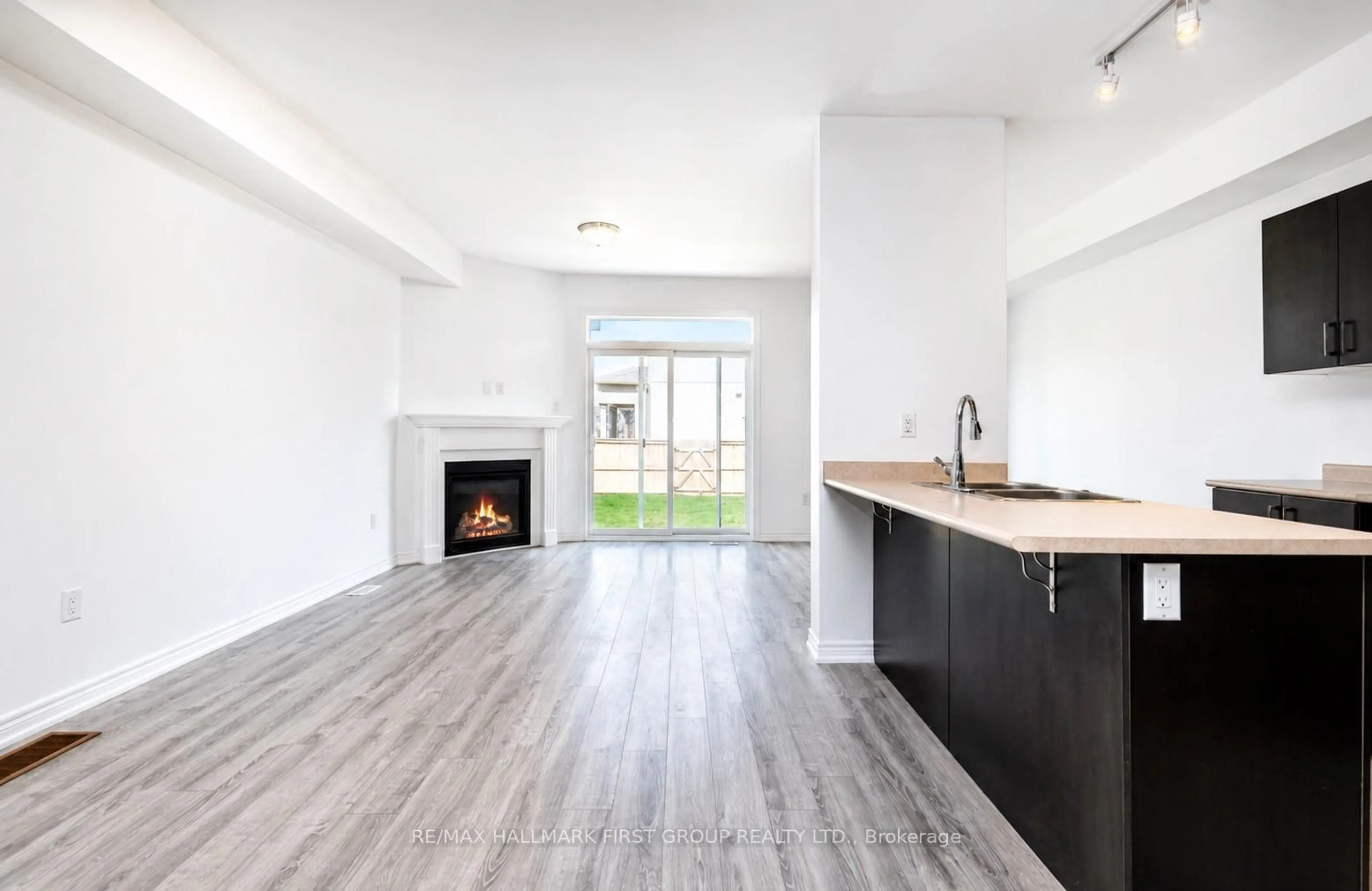Open concept kitchen, unknown for 322 East St, Orillia Ontario L3V 8K9