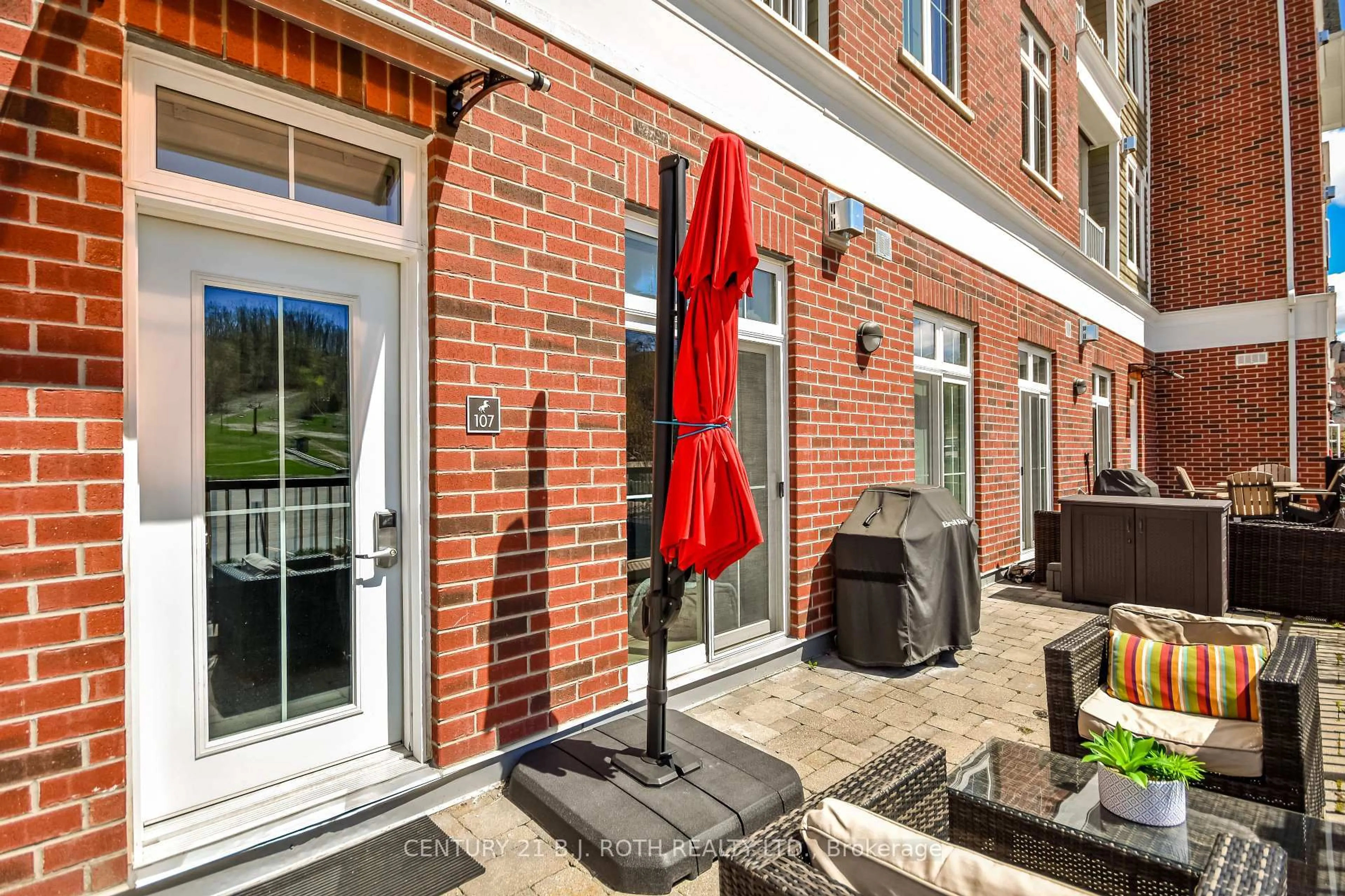 Patio, street for 40 Horseshoe Blvd #107, Oro-Medonte Ontario L4M 4Y8