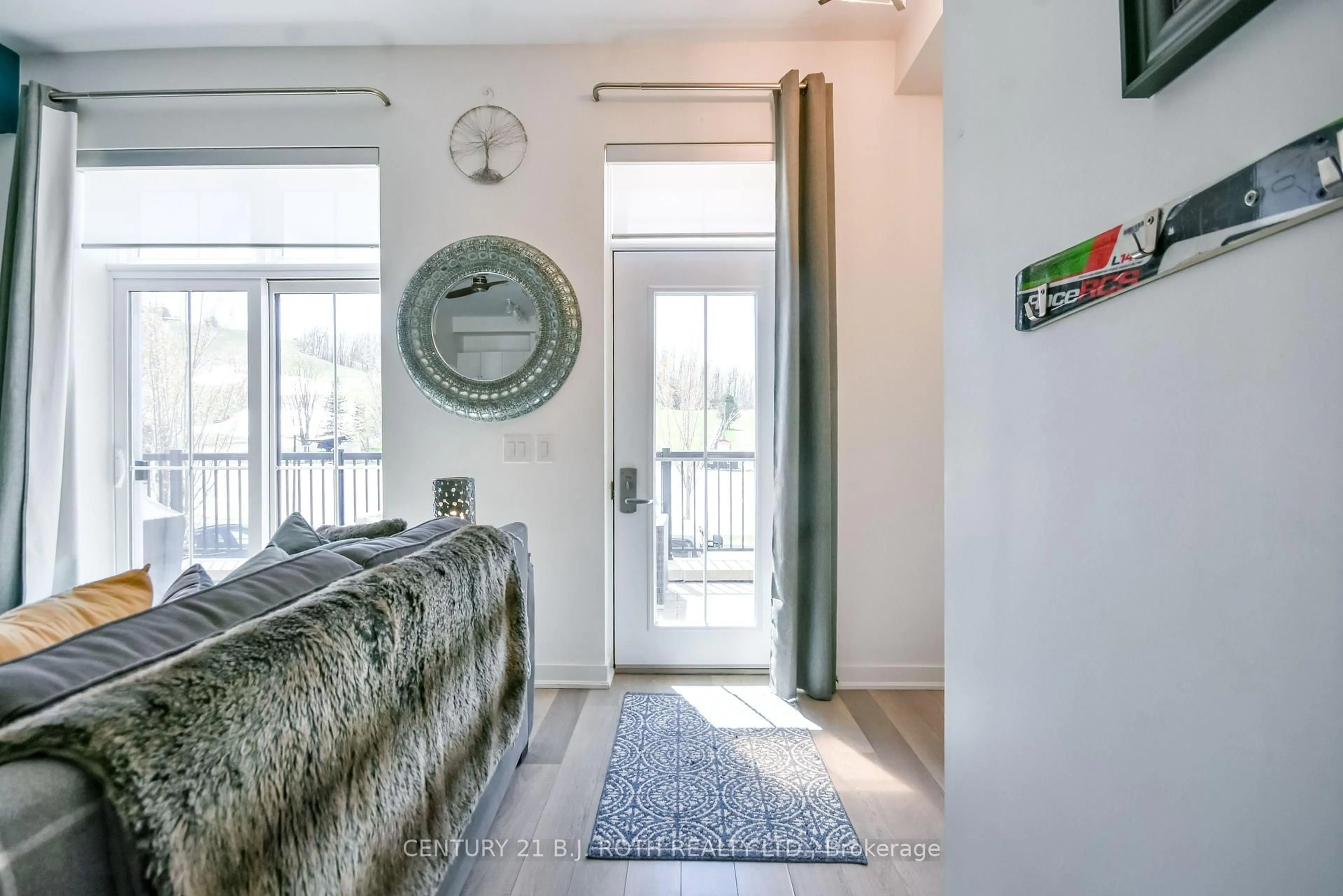 Indoor entryway for 40 Horseshoe Blvd #107, Oro-Medonte Ontario L4M 4Y8