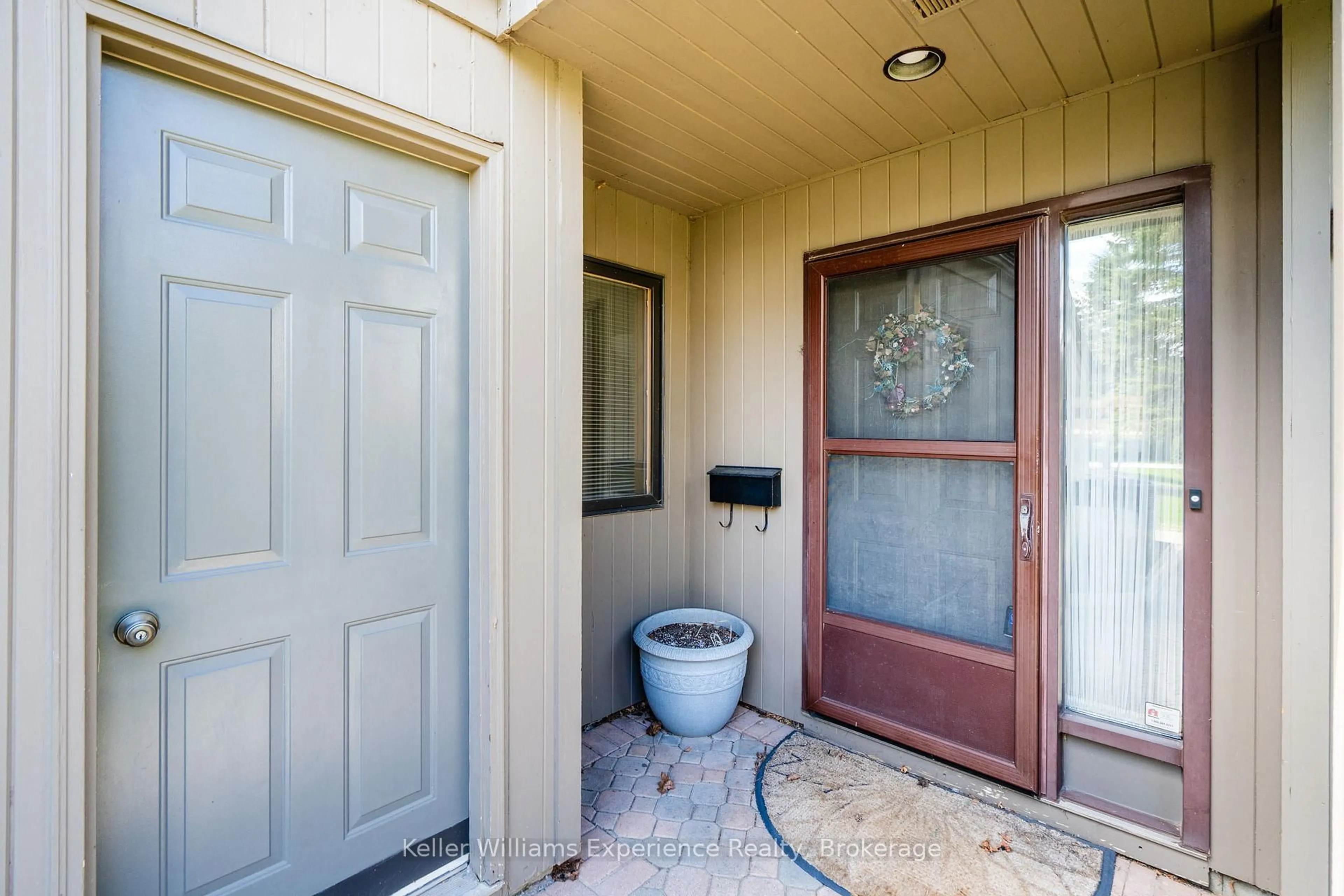 Indoor entryway for 8 Beck Blvd #5, Penetanguishene Ontario L9M 1C3