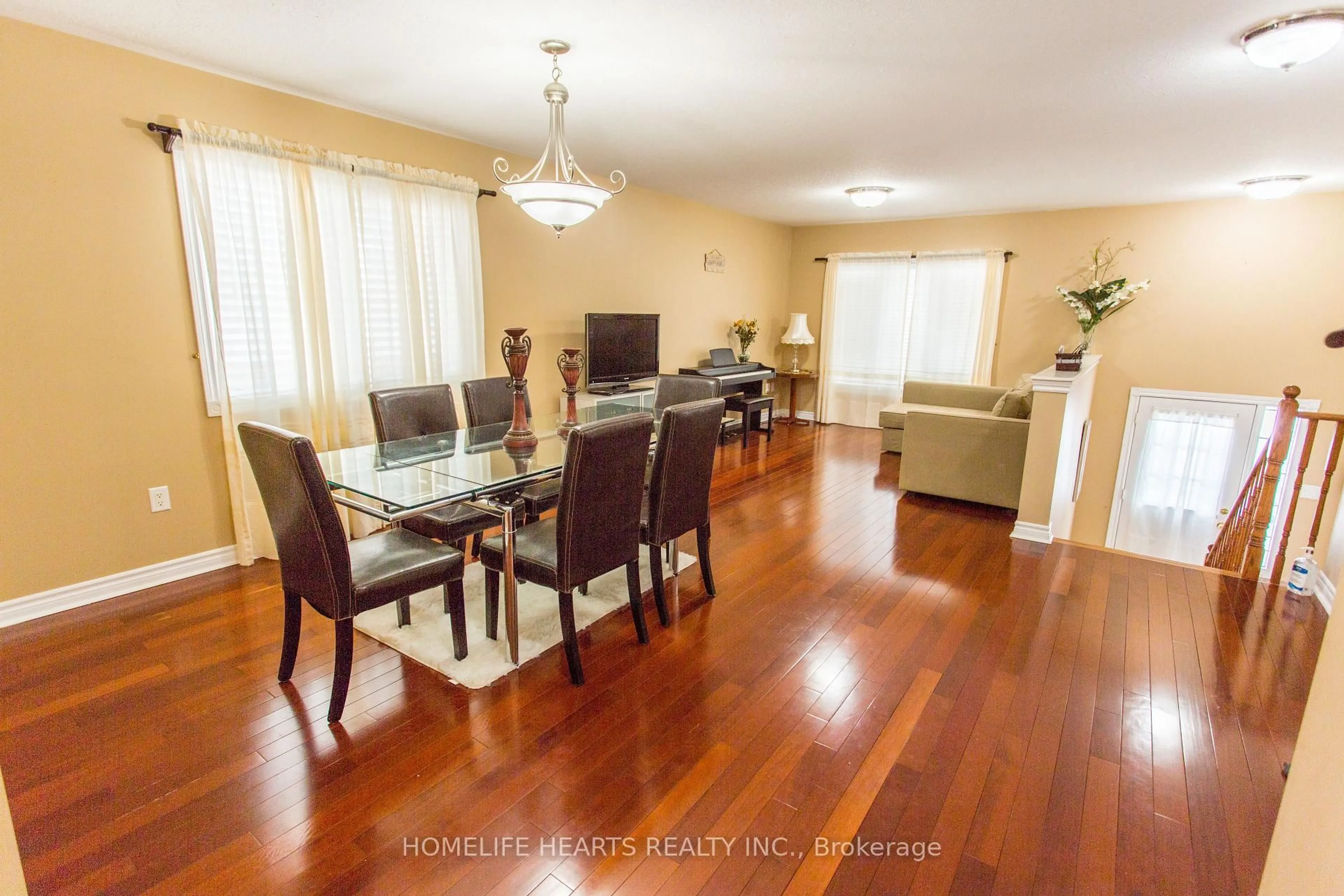 Dining room, wood/laminate floor for 72 Forest Ave, Wasaga Beach Ontario L9Z 2K4