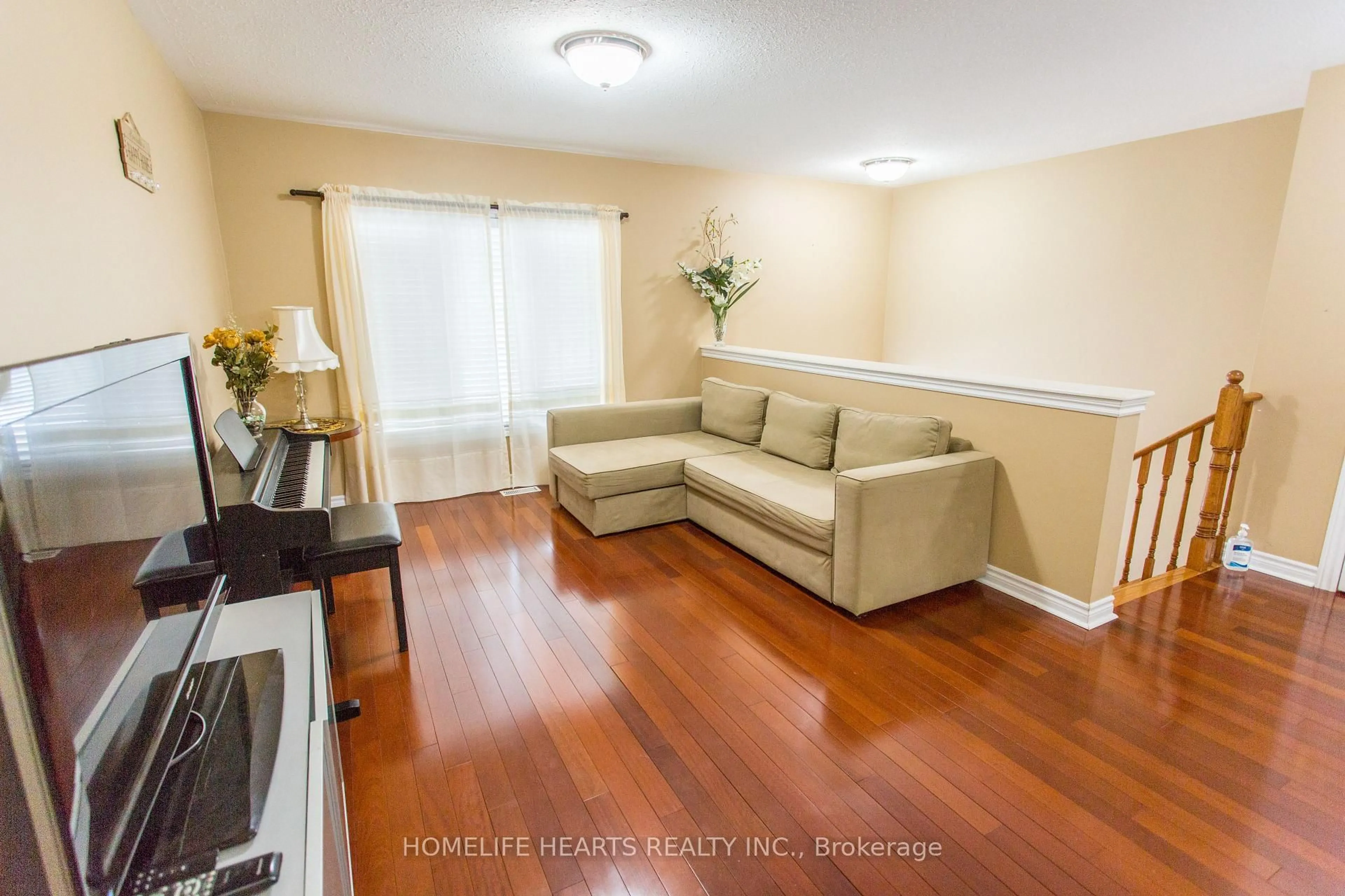 Living room with furniture, unknown for 72 Forest Ave, Wasaga Beach Ontario L9Z 2K4