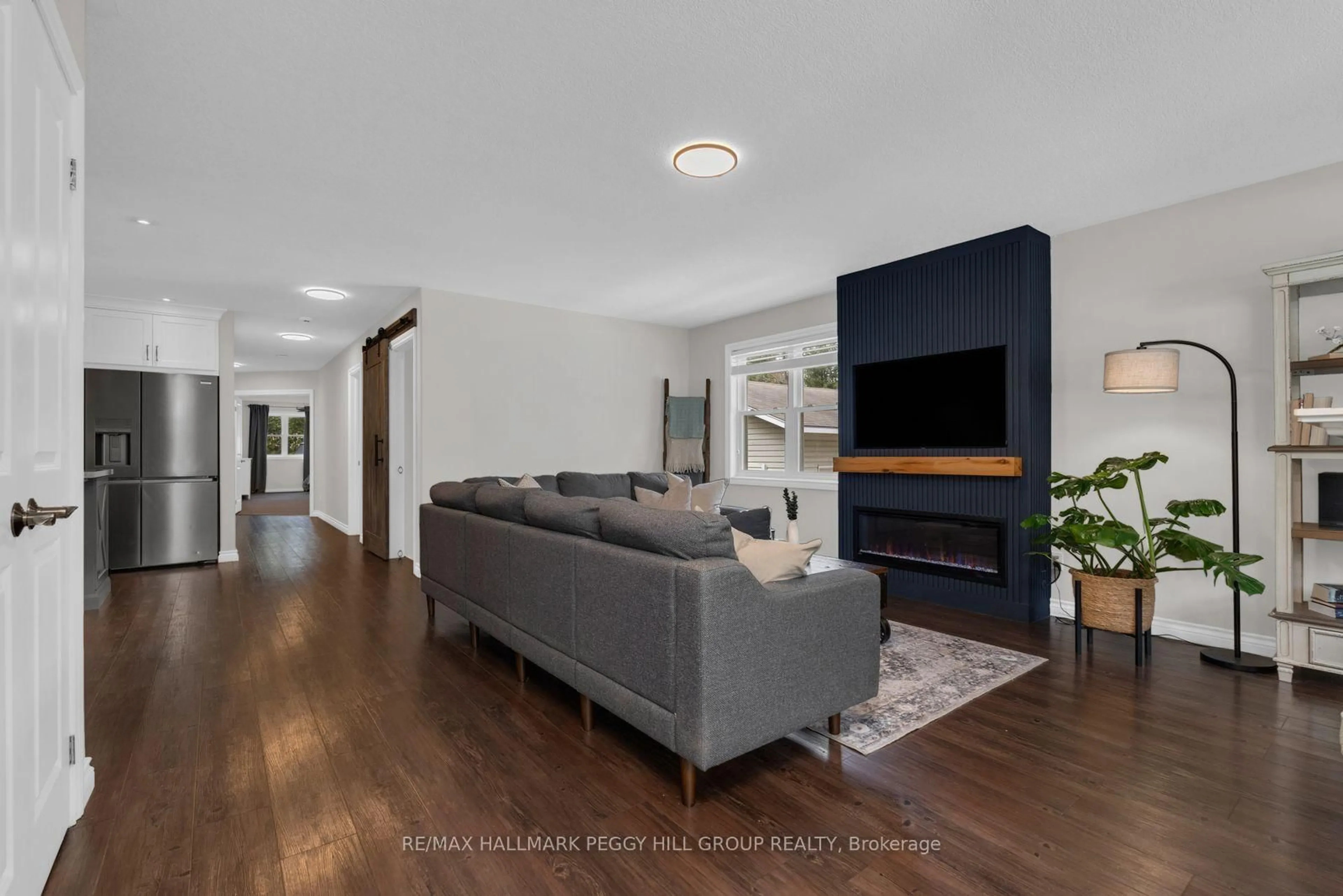 Living room with furniture, wood/laminate floor for 74 Melrose Ave, Wasaga Beach Ontario L9Z 2S8