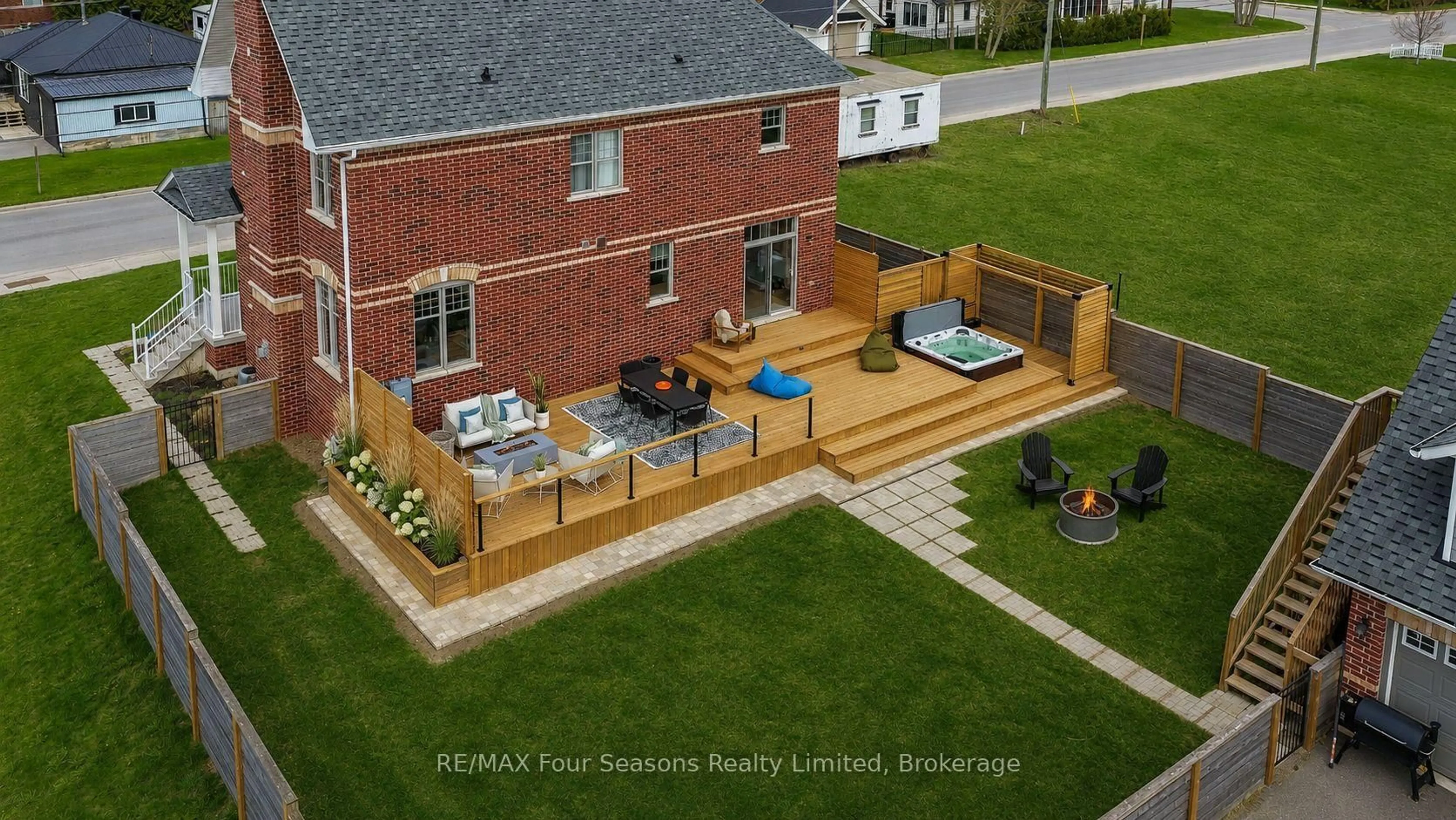 Patio, street for 46 Francis St, Clearview Ontario L0M 1G0