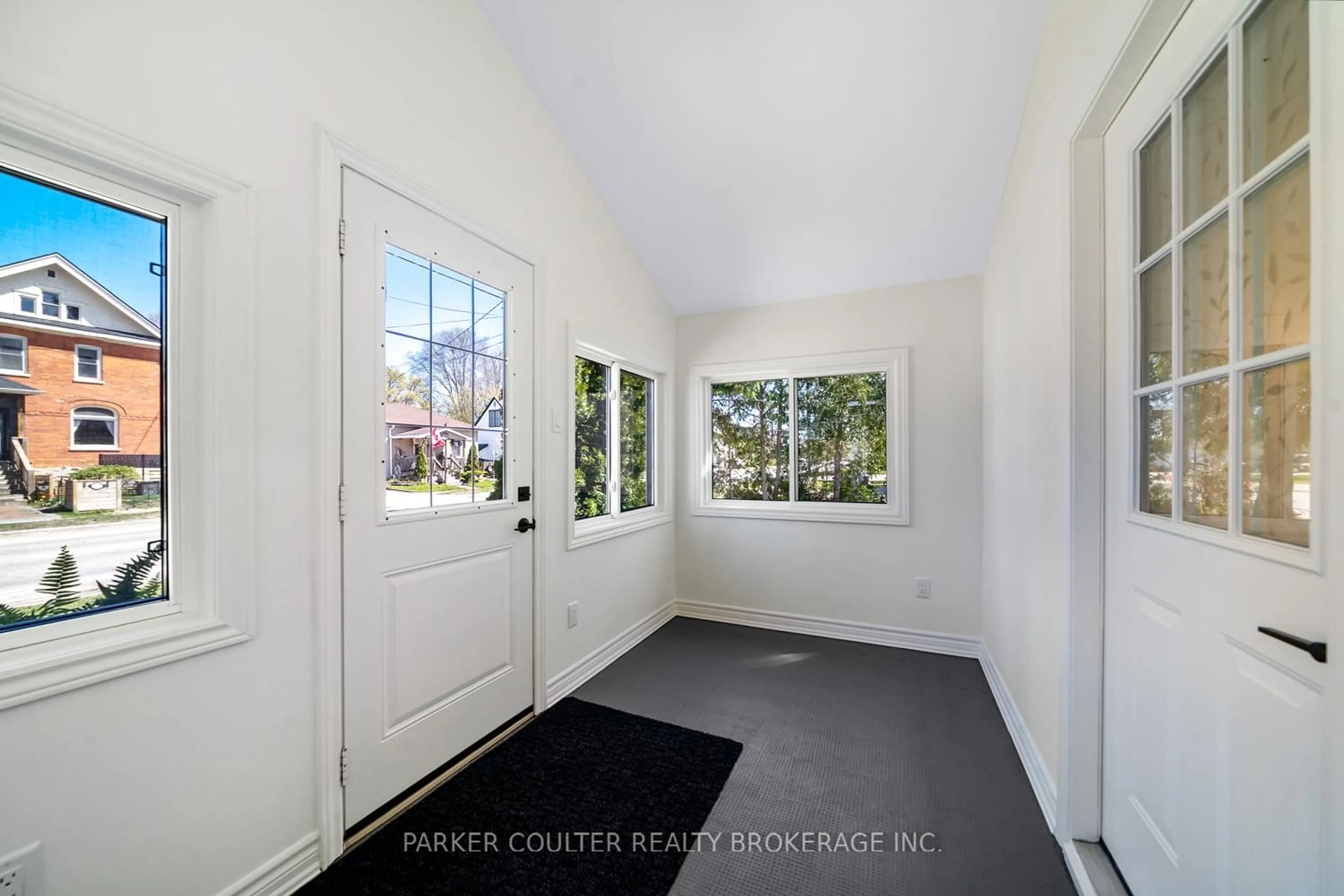 Indoor entryway for 176 Sixth St, Collingwood Ontario L9Y 1Y9