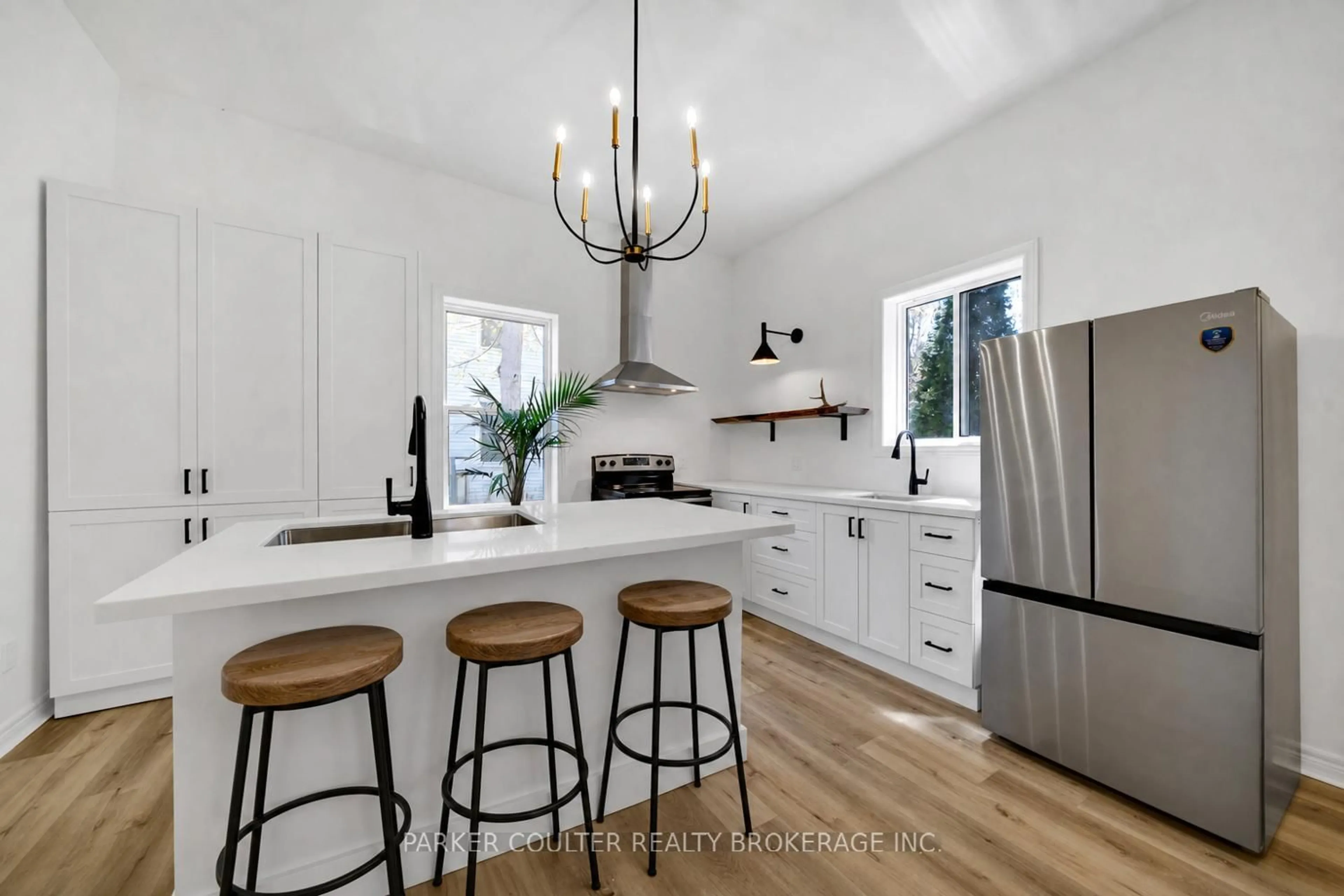 Open concept kitchen, unknown for 176 Sixth St, Collingwood Ontario L9Y 1Y9